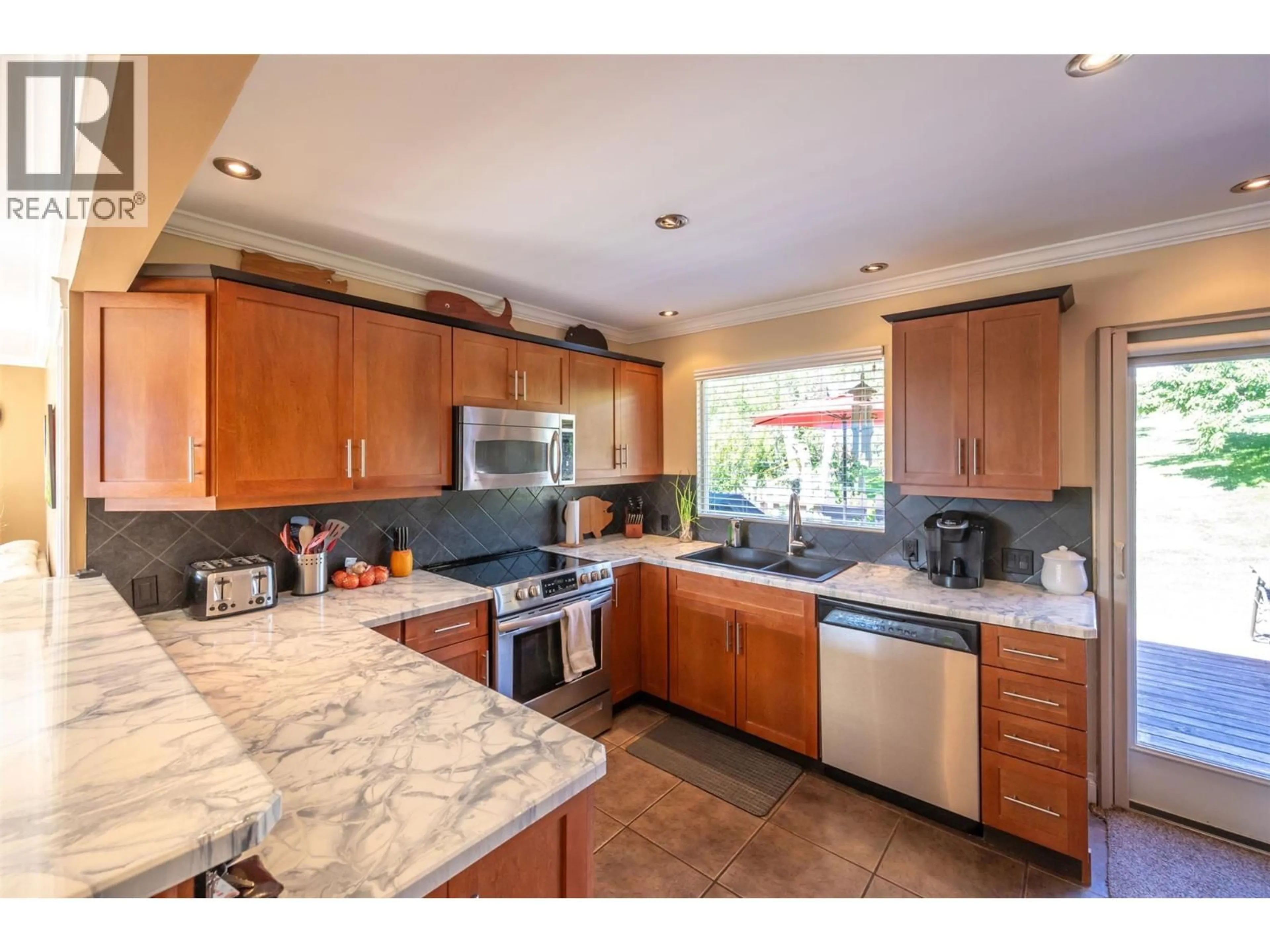 Open concept kitchen, ceramic/tile floor for 808 VEDETTE DRIVE, Penticton British Columbia V2A8Y3