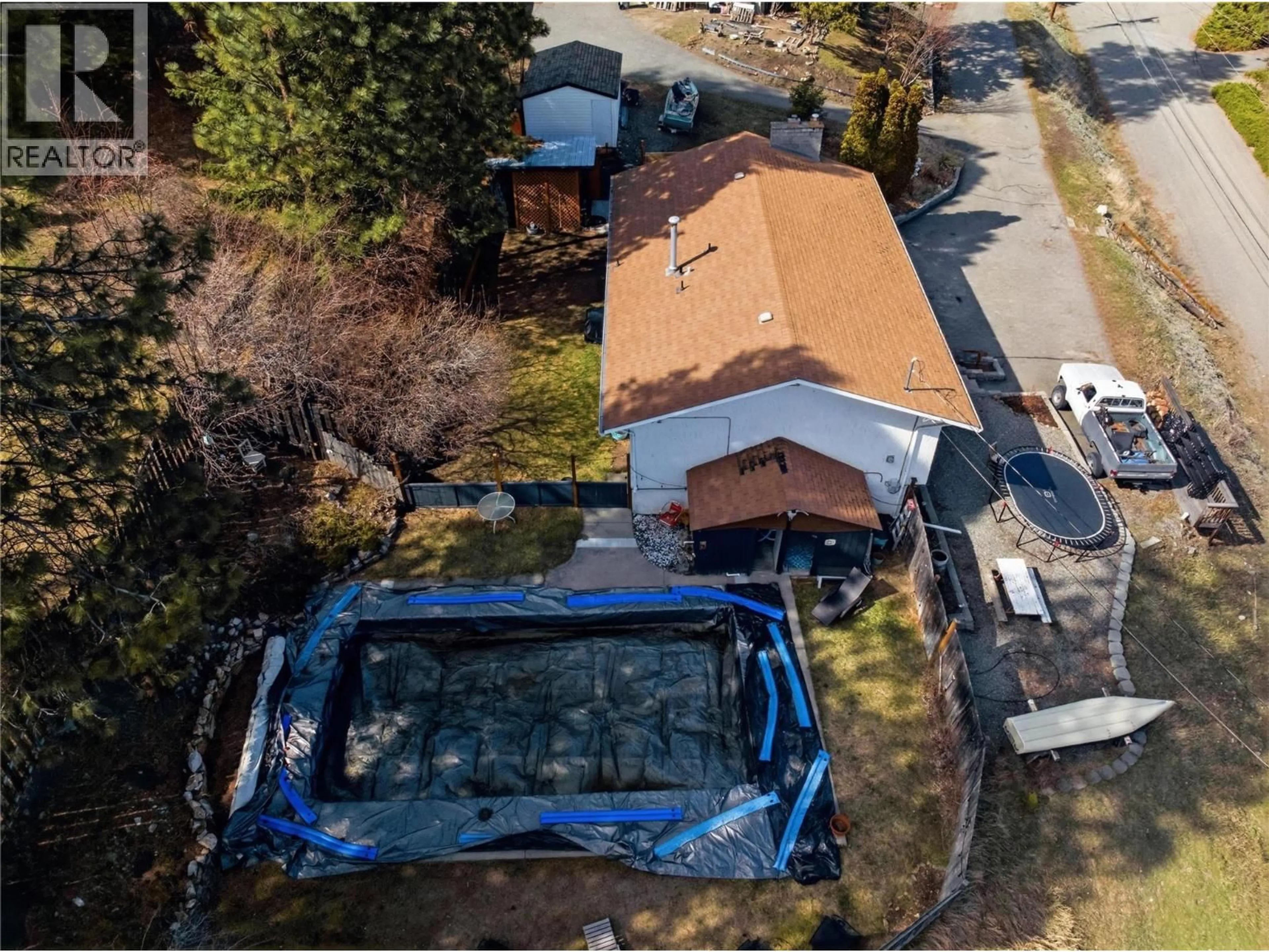 A pic from outside/outdoor area/front of a property/back of a property/a pic from drone, street for 5367 SUNRISE DRIVE, Kamloops British Columbia V2C5H4