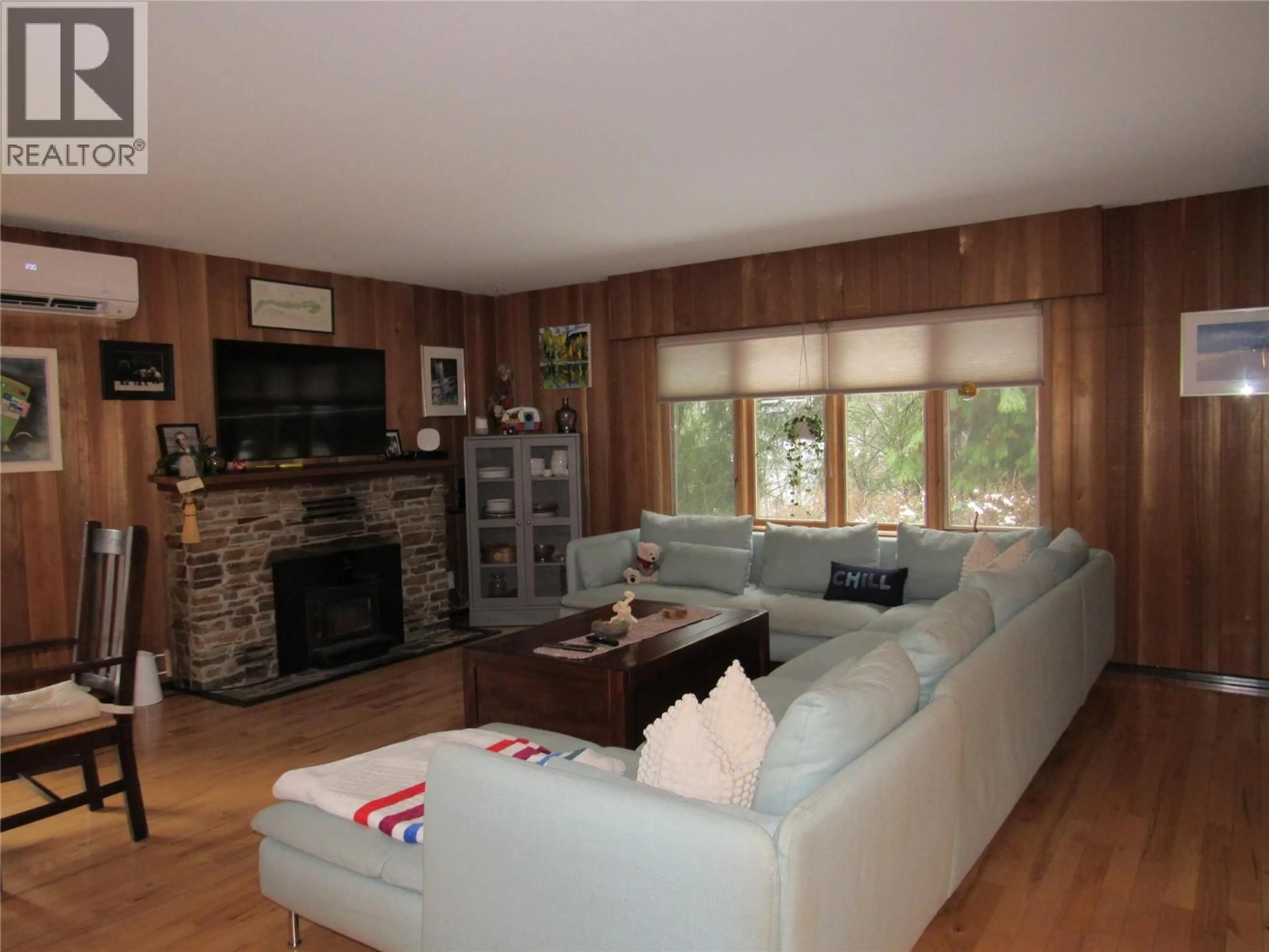 Living room with furniture, wood/laminate floor for 5375 ALLENDALE CRESCENT, Castlegar British Columbia V1N4V8