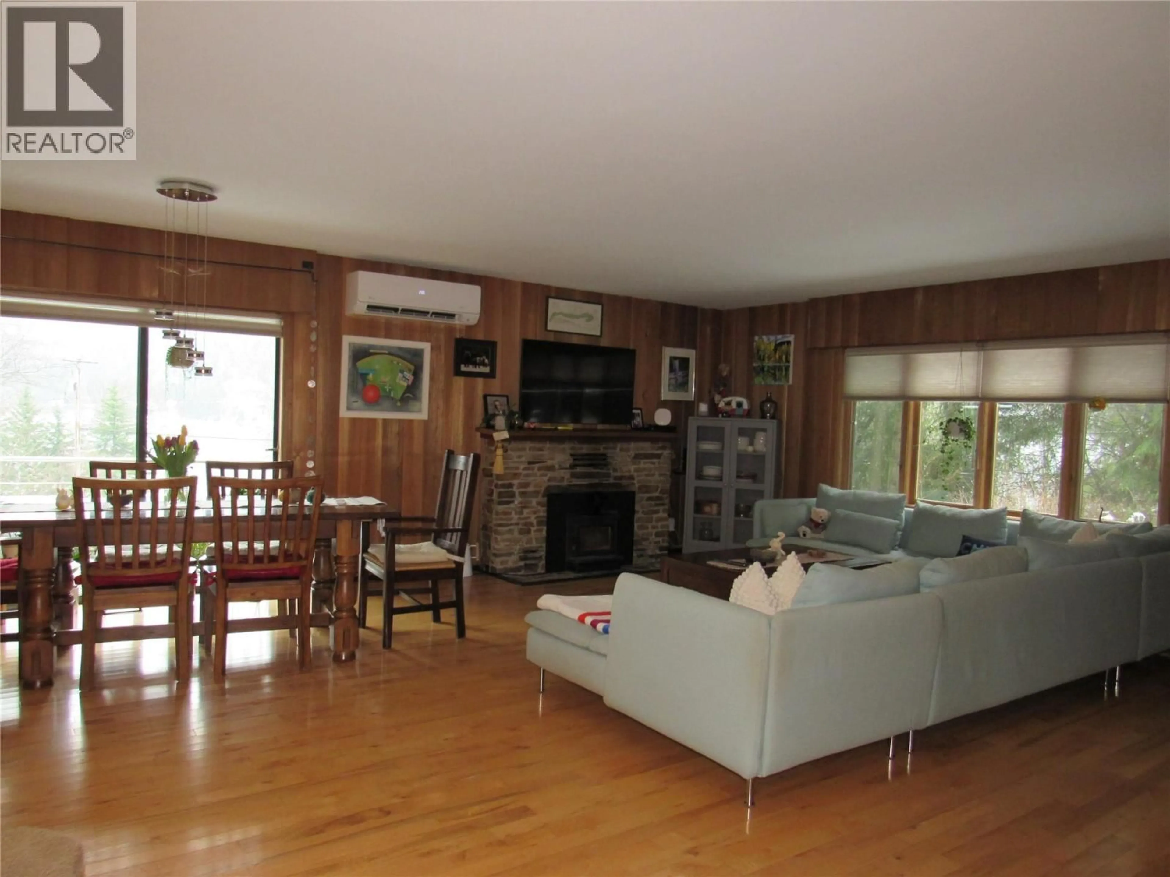 Living room with furniture, wood/laminate floor for 5375 ALLENDALE CRESCENT, Castlegar British Columbia V1N4V8