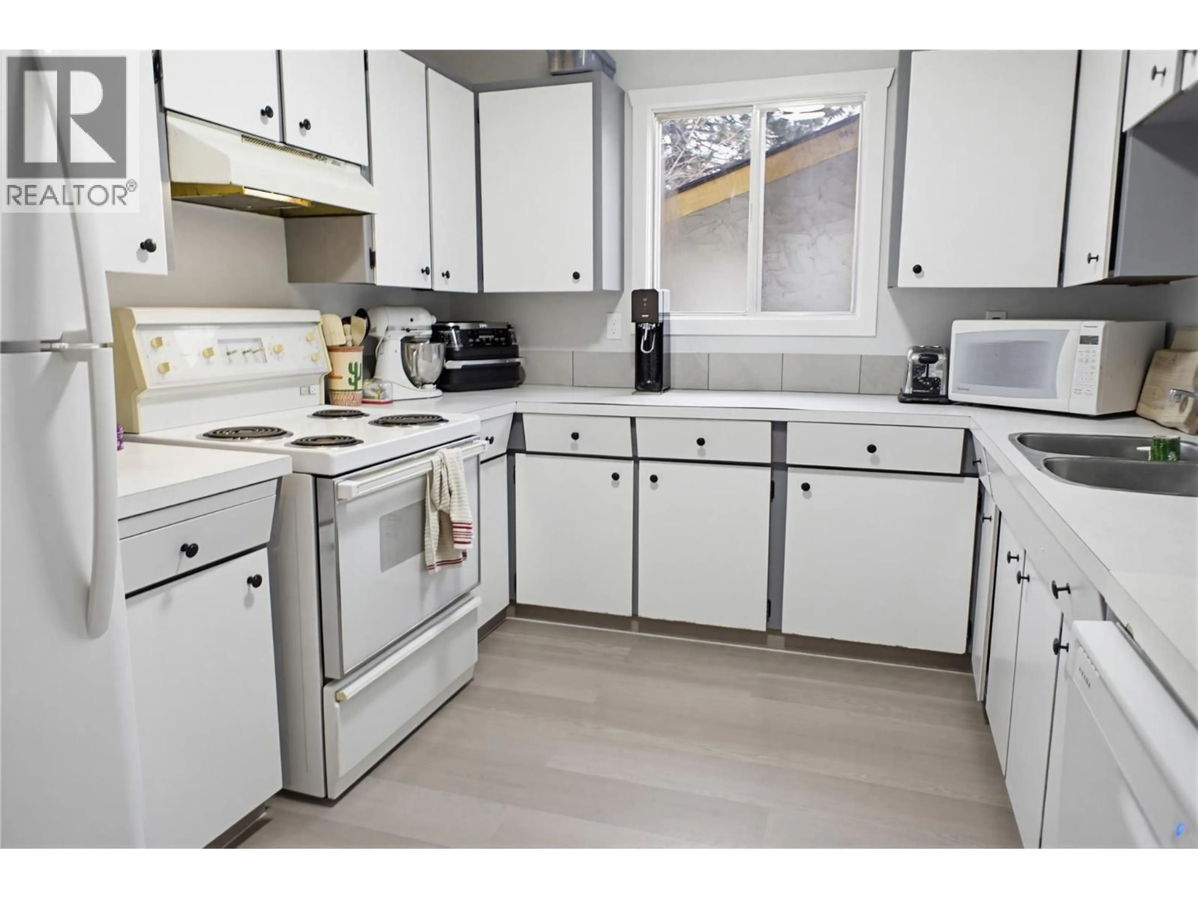 Standard kitchen, unknown for 342 MONMOUTH DRIVE, Kamloops British Columbia V2E1N7