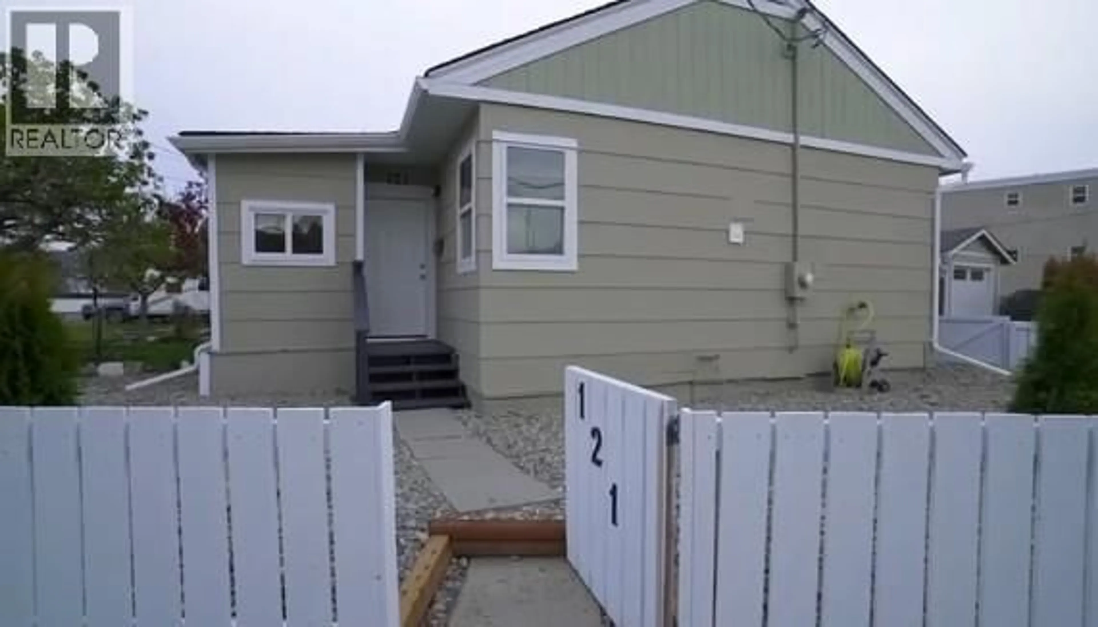 Home with vinyl exterior material, street for 121 WILLOW STREET, Kamloops British Columbia V2B4C6