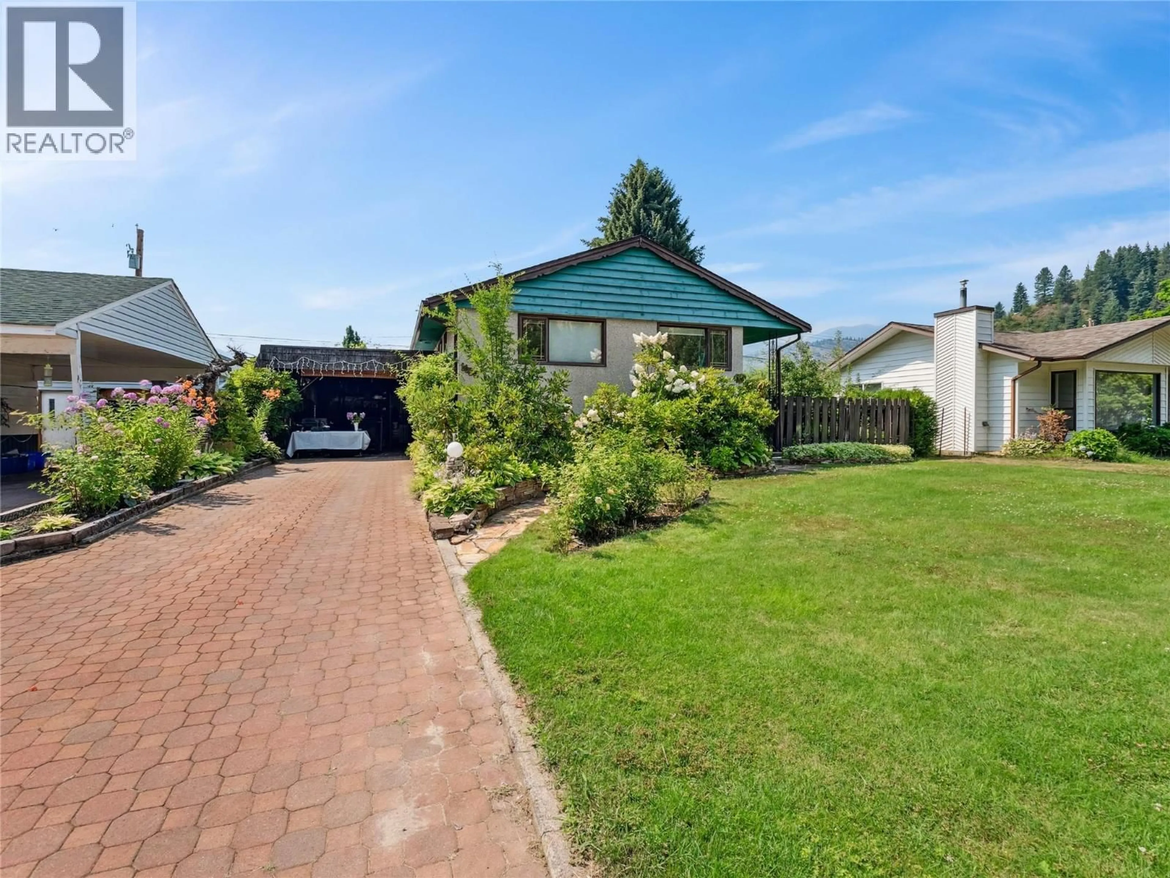 A pic from outside/outdoor area/front of a property/back of a property/a pic from drone, street for 1150 MARIANNA CRESCENT, Trail British Columbia V1R1E1