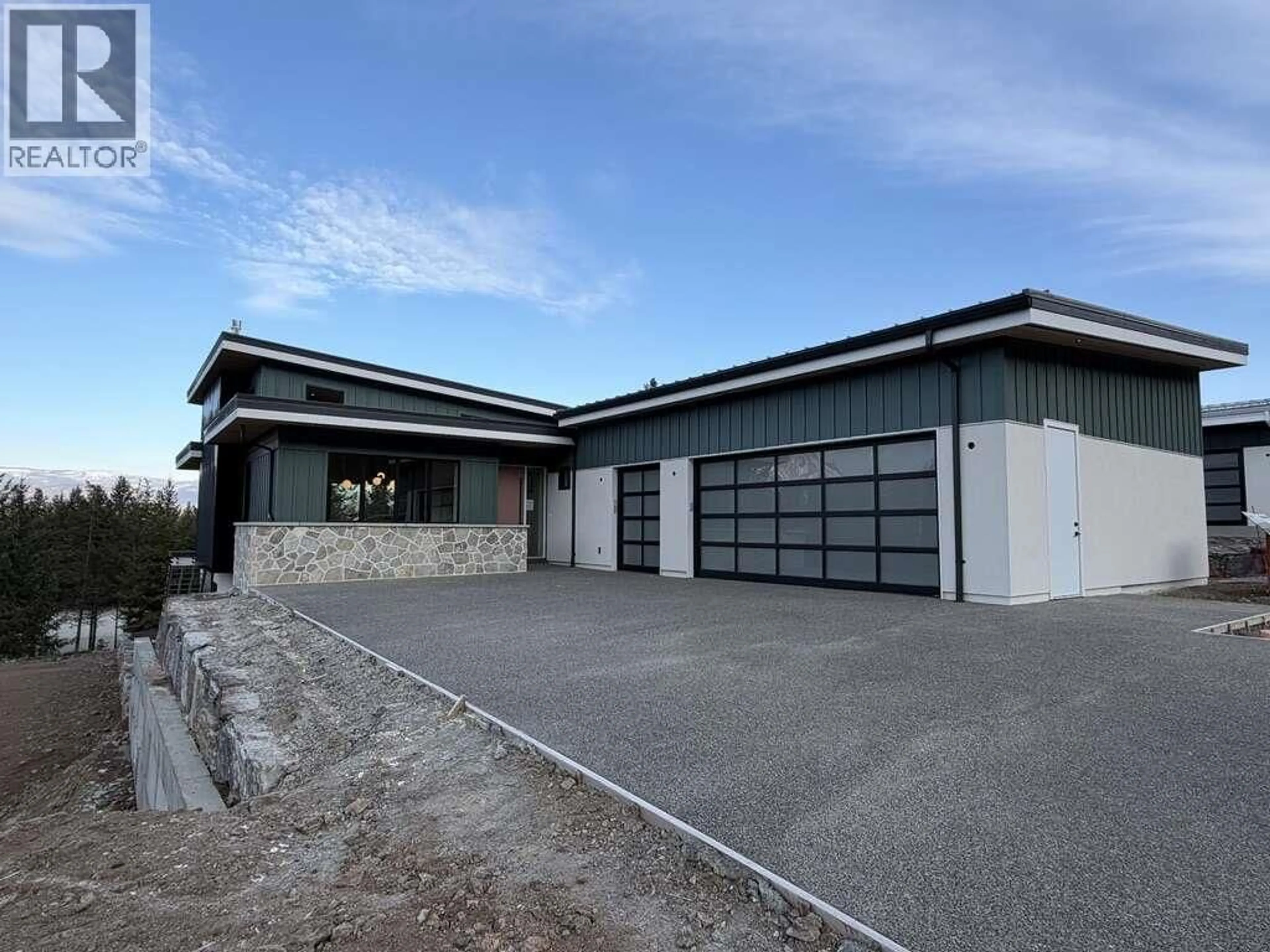 Indoor garage for 862 PREDATOR RIDGE DRIVE, Vernon British Columbia V1H1G4