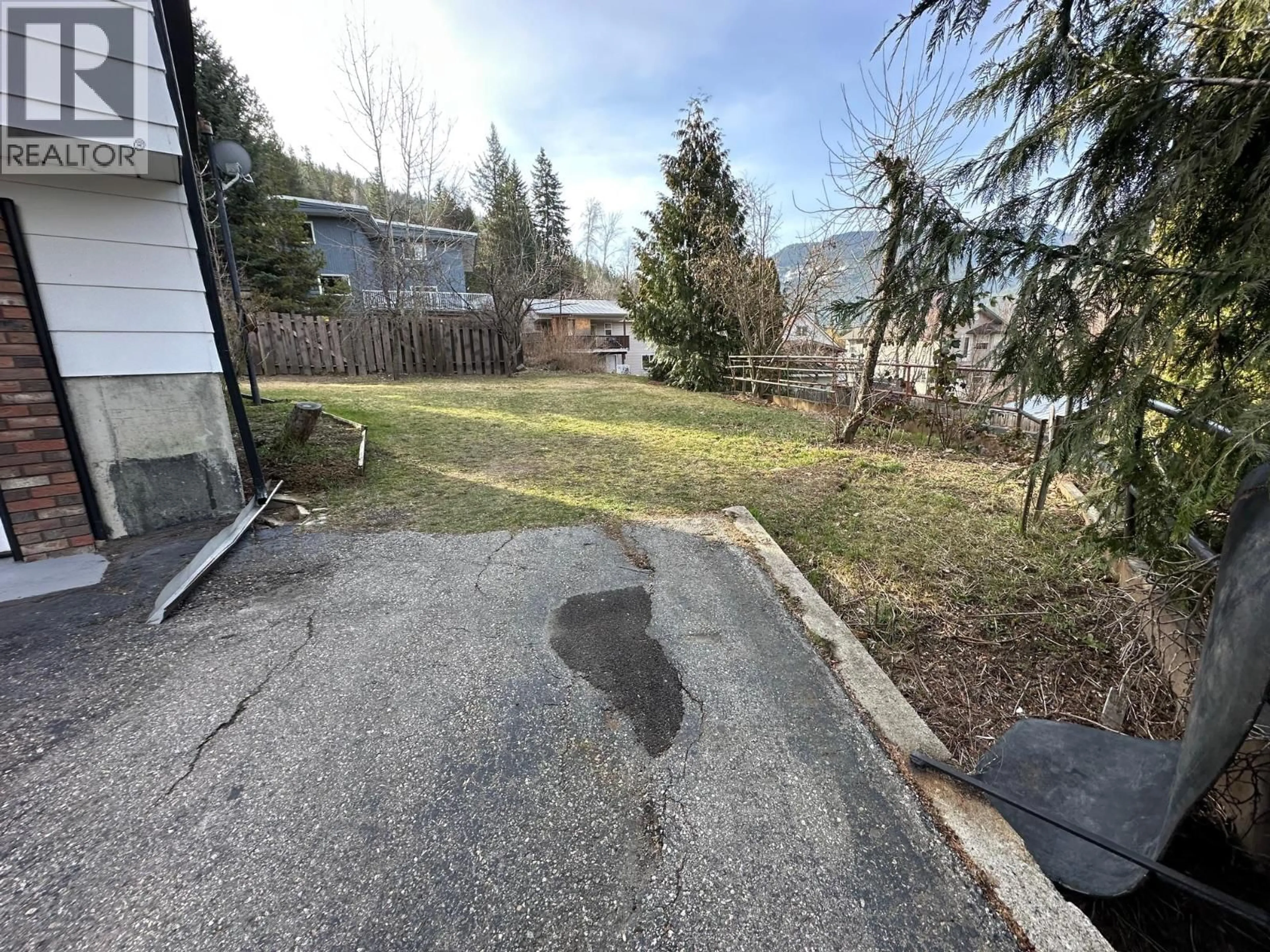 A pic from outside/outdoor area/front of a property/back of a property/a pic from drone, street for 428 BEASLEY STREET, Nelson British Columbia V1L5M7