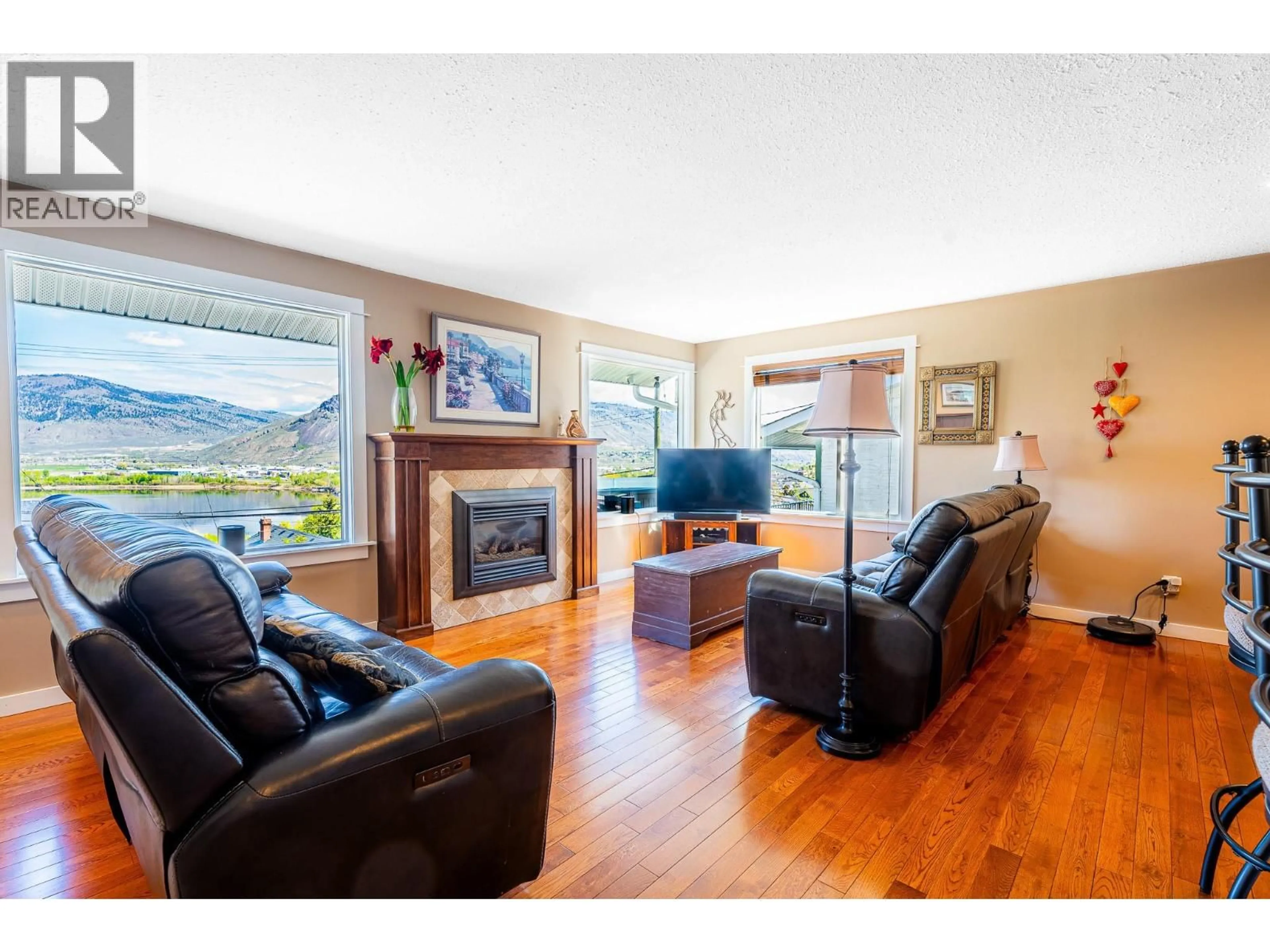 Living room with furniture, wood/laminate floor for 255 ST PAUL STREET WEST, Kamloops British Columbia V2C1G2