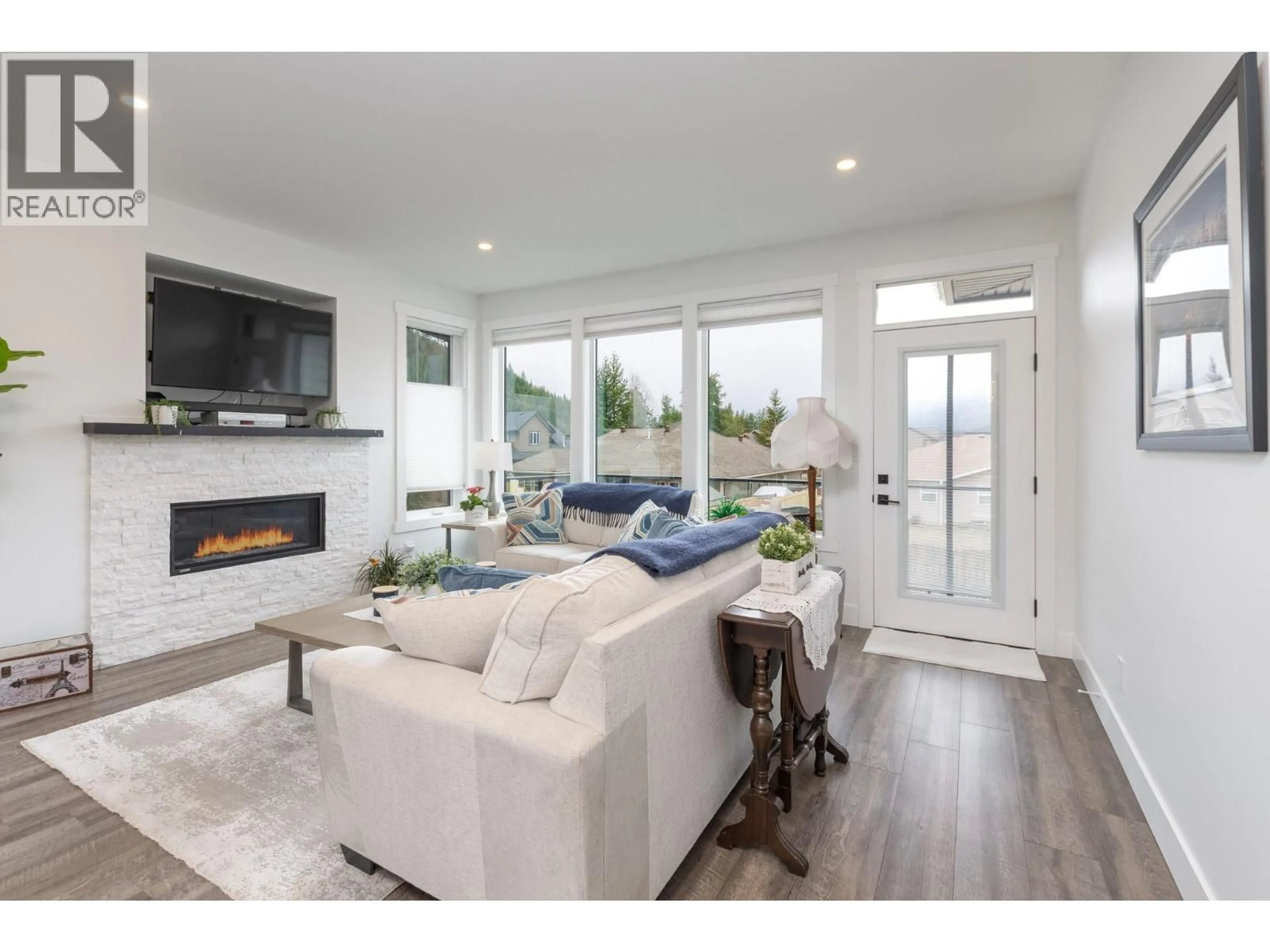 Living room with furniture, unknown for 4 - 1441 20 AVENUE SOUTHEAST, Salmon Arm British Columbia V1E2M9