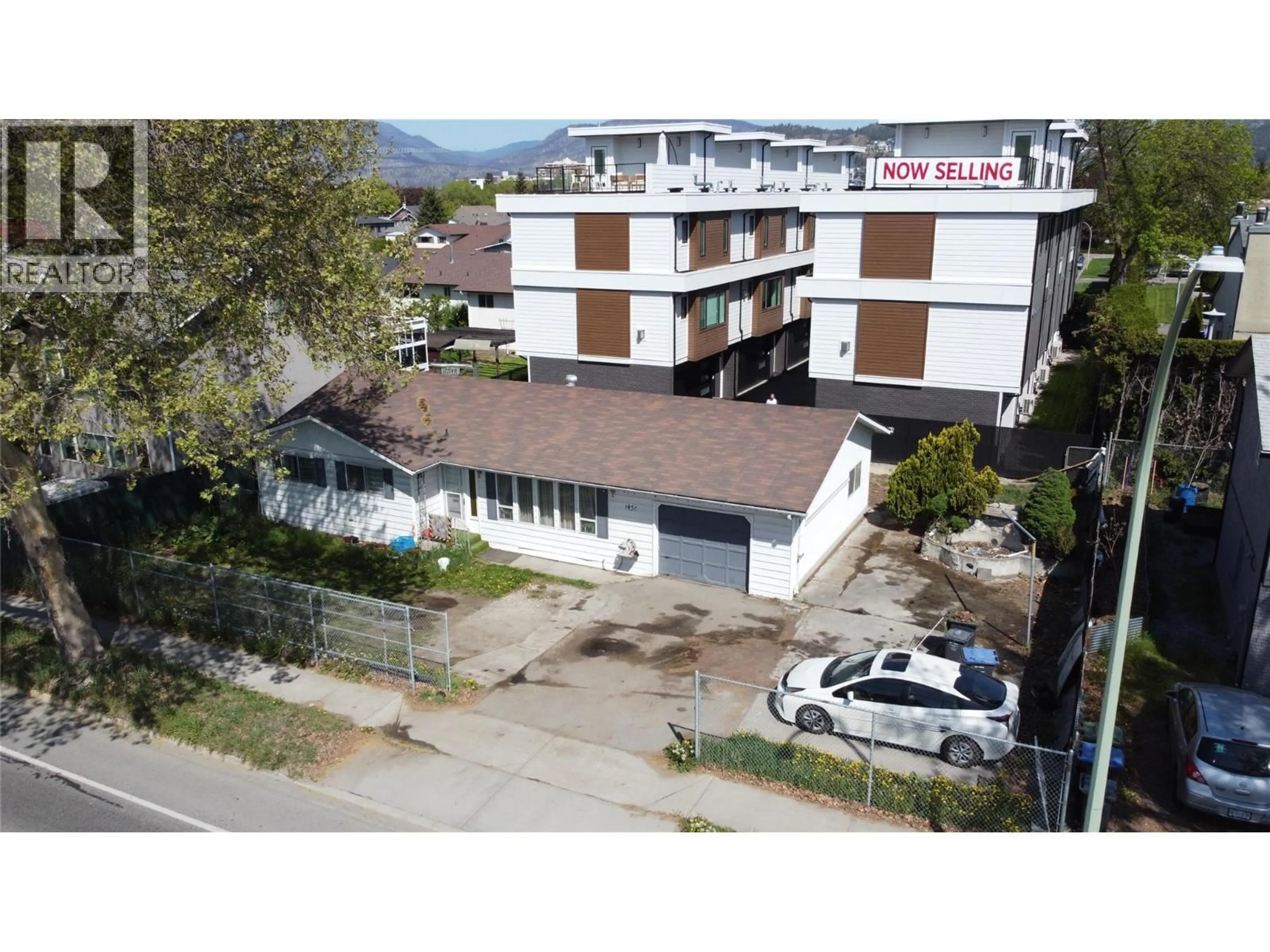A pic from outside/outdoor area/front of a property/back of a property/a pic from drone, building for 1456 SPRINGFIELD ROAD, Kelowna British Columbia V1Y5V3