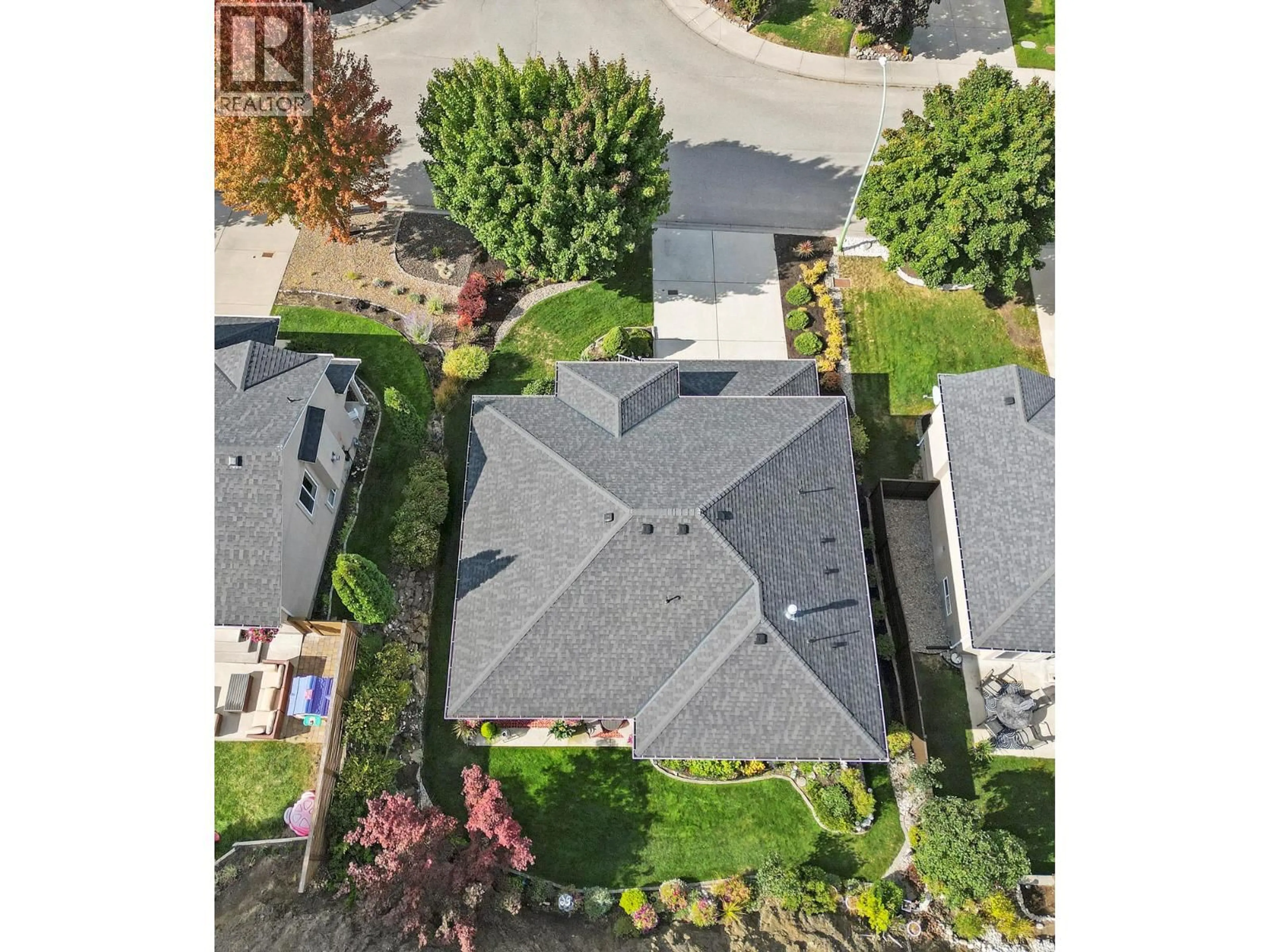 A pic from outside/outdoor area/front of a property/back of a property/a pic from drone, street for 393 RIO DRIVE SOUTH, Kelowna British Columbia V1V2L2
