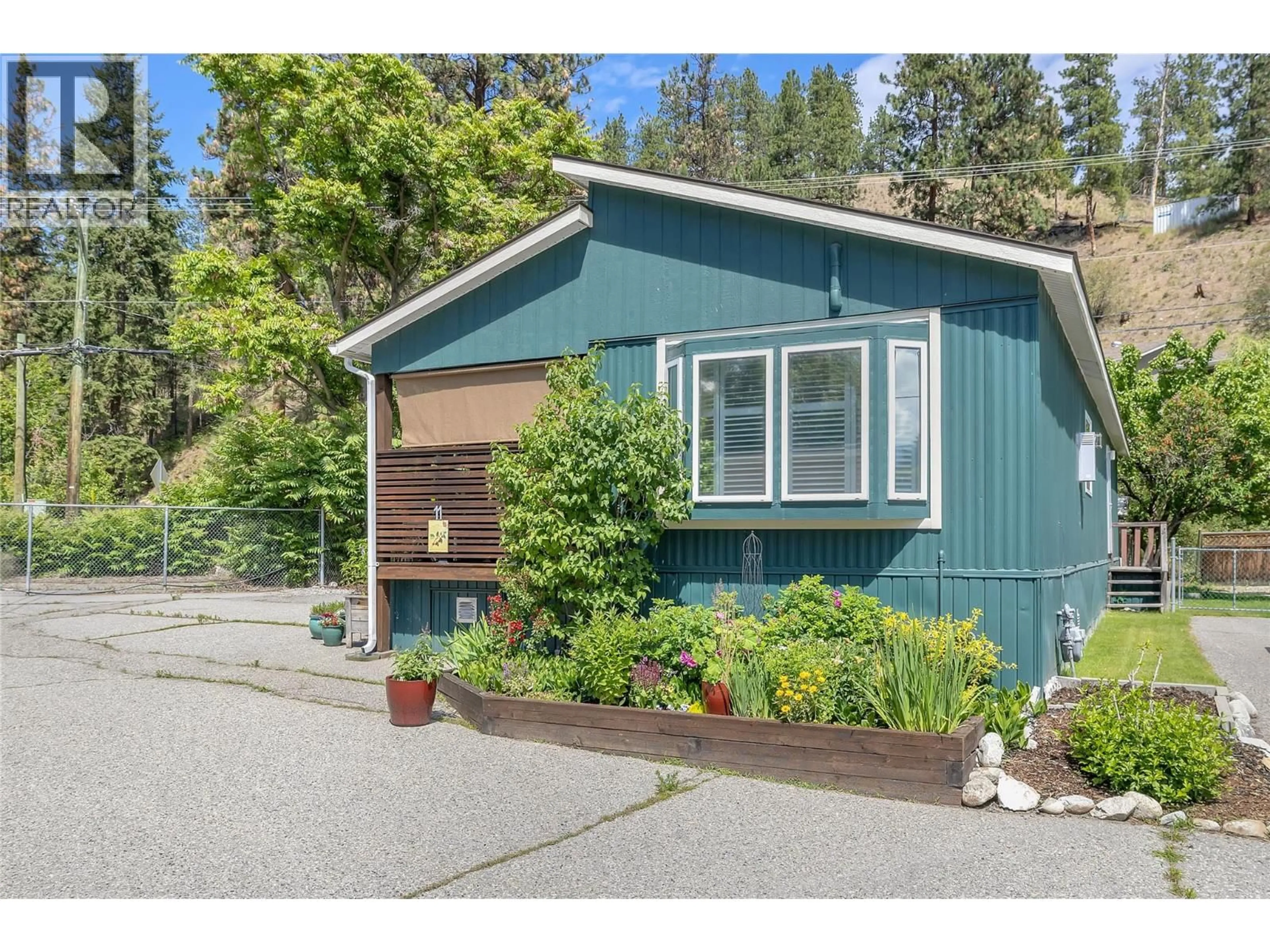 Home with vinyl exterior material, street for 11 - 6663 HIGHWAY 97 S OTHER, Peachland British Columbia V0H1X7