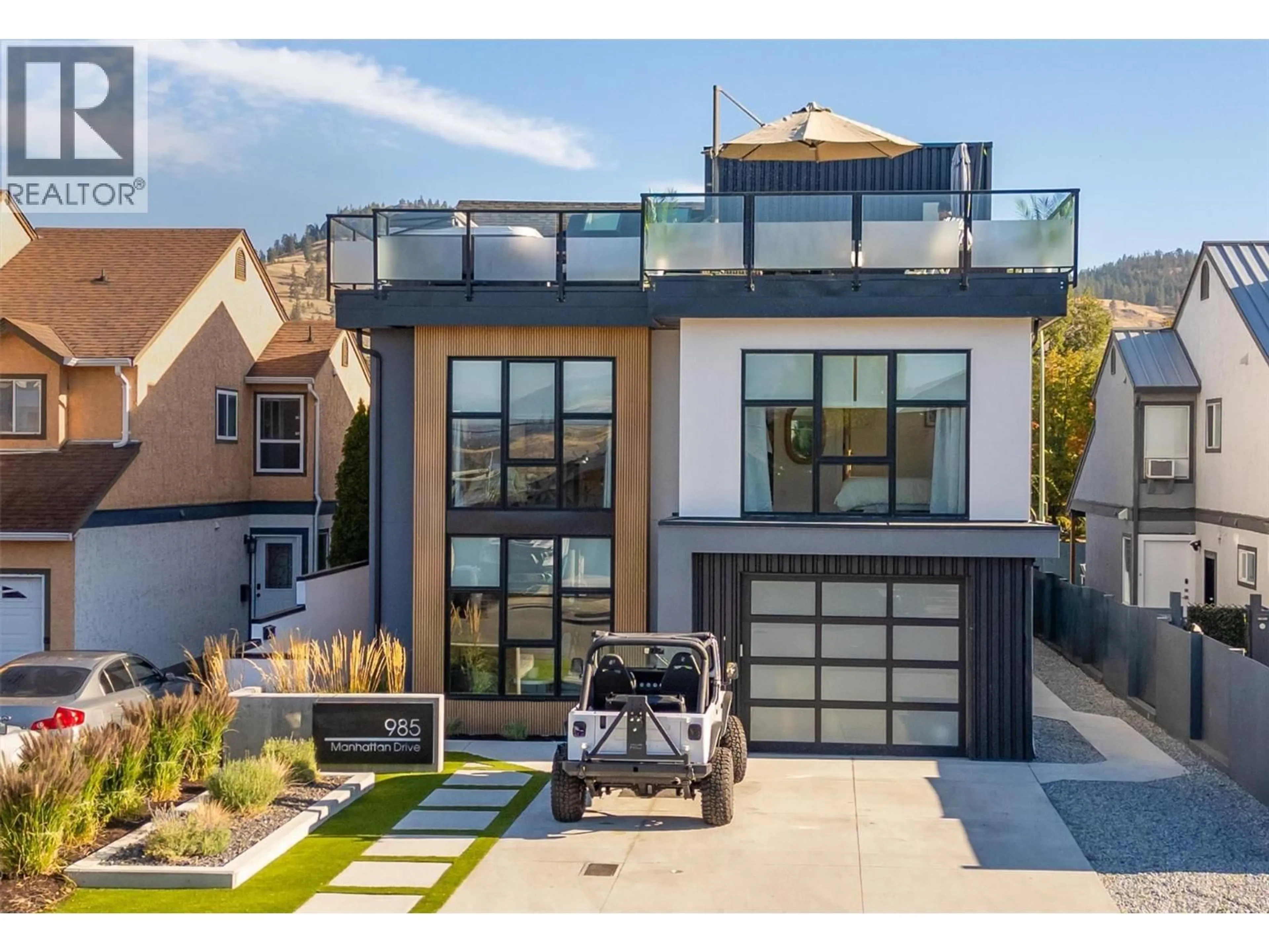 Home with vinyl exterior material, street for 985 MANHATTAN DRIVE, Kelowna British Columbia V1Y1H7