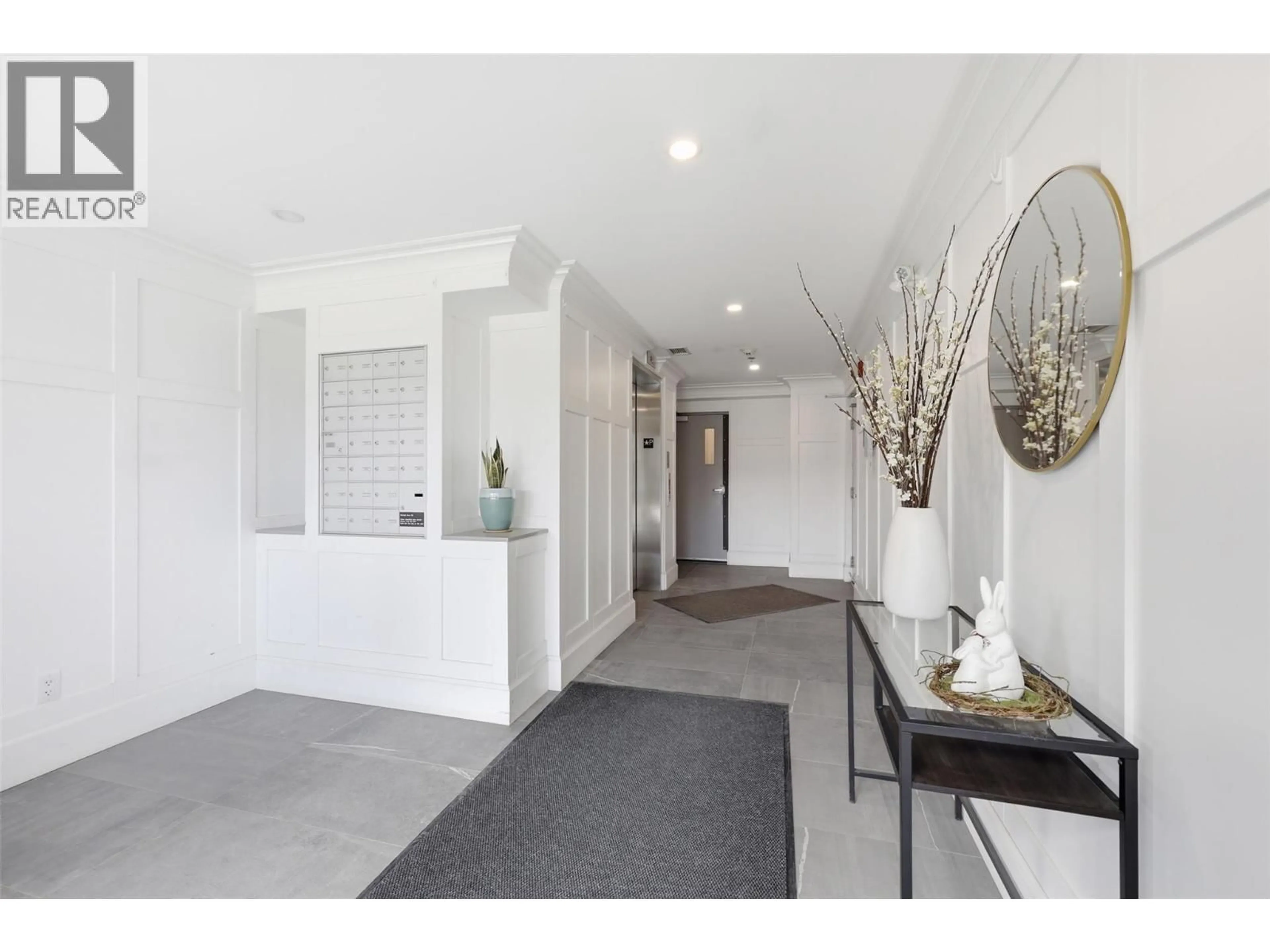 Indoor foyer for 2103 - 1405 SPRINGHILL DRIVE, Kamloops British Columbia V2C0B4