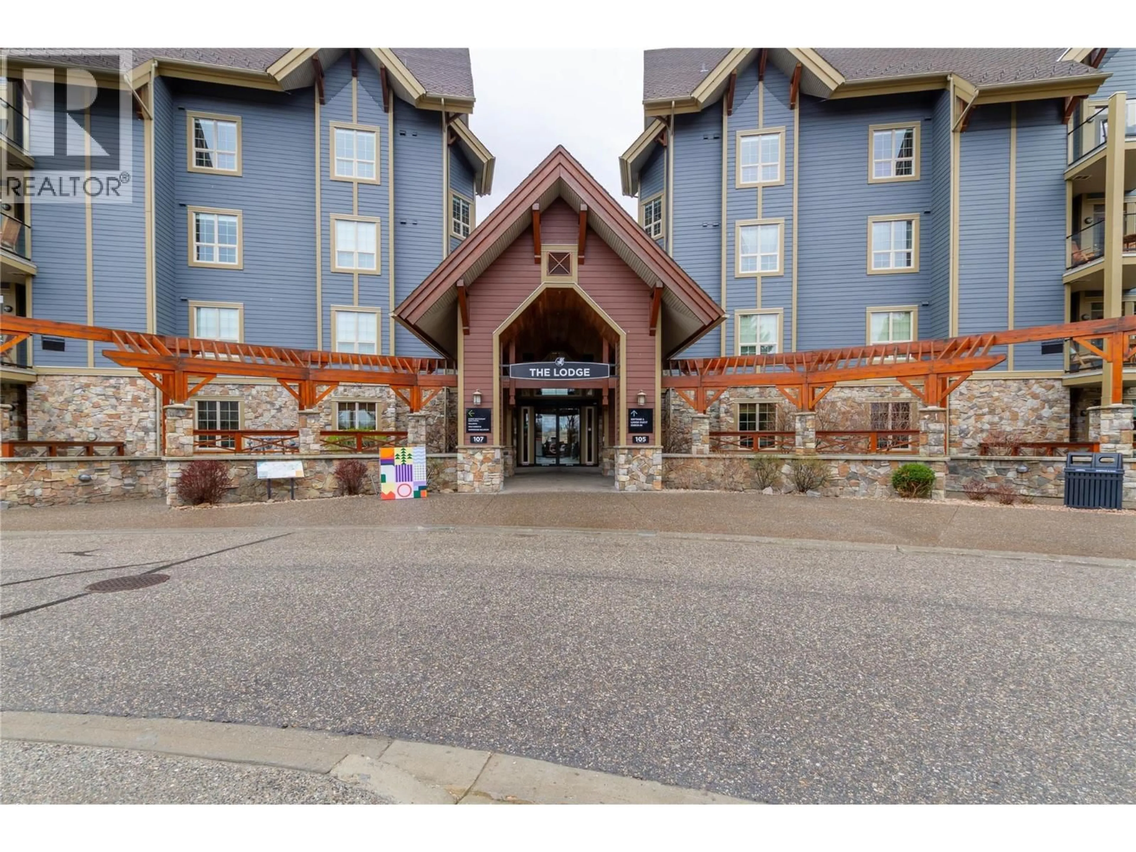 Indoor foyer for 422 - 105 VILLAGE CENTRE COURT, Vernon British Columbia V1H1Y8