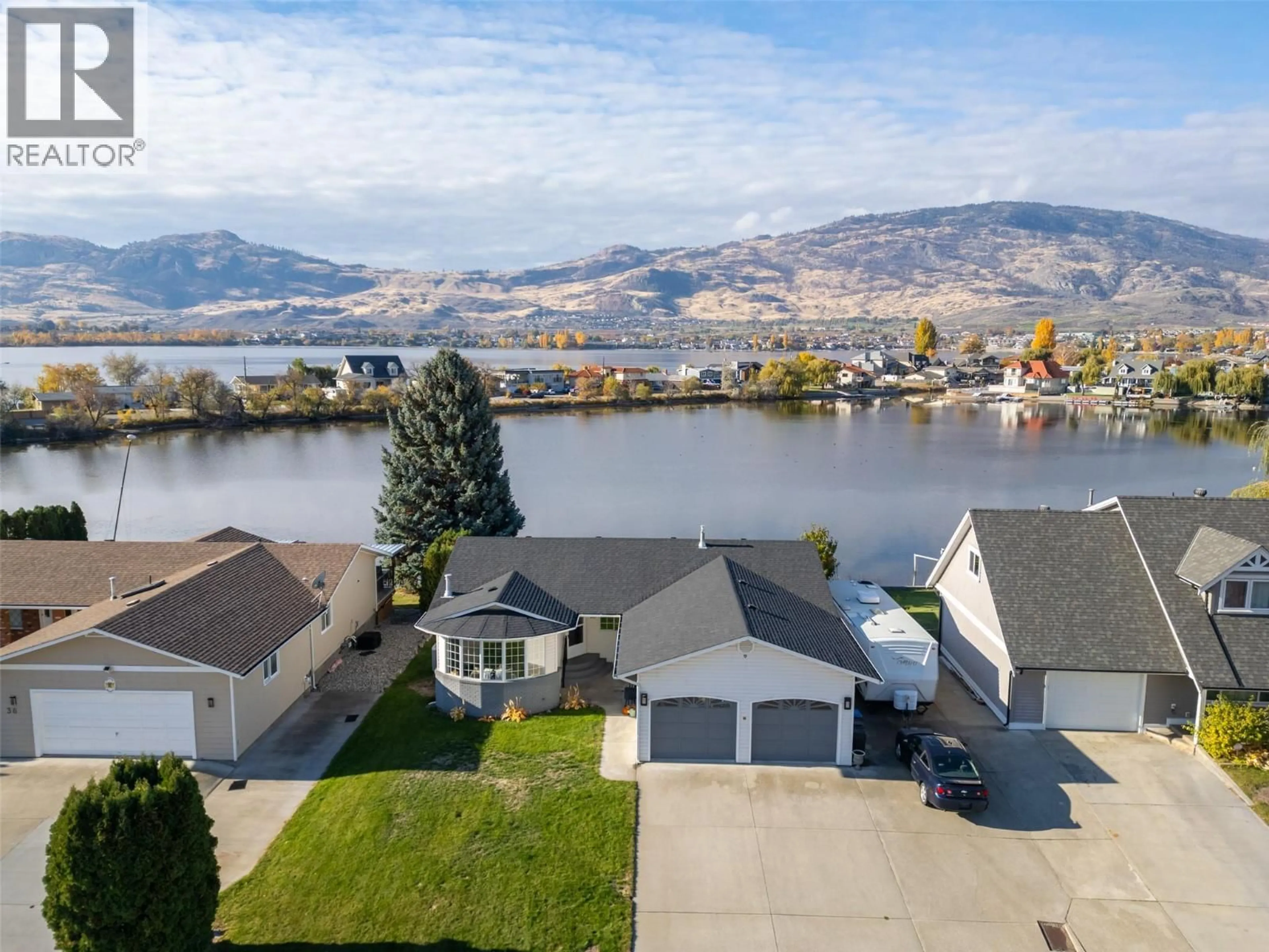 A pic from outside/outdoor area/front of a property/back of a property/a pic from drone, water/lake/river/ocean view for 38 BAYVIEW CRESCENT, Osoyoos British Columbia V0H1V6