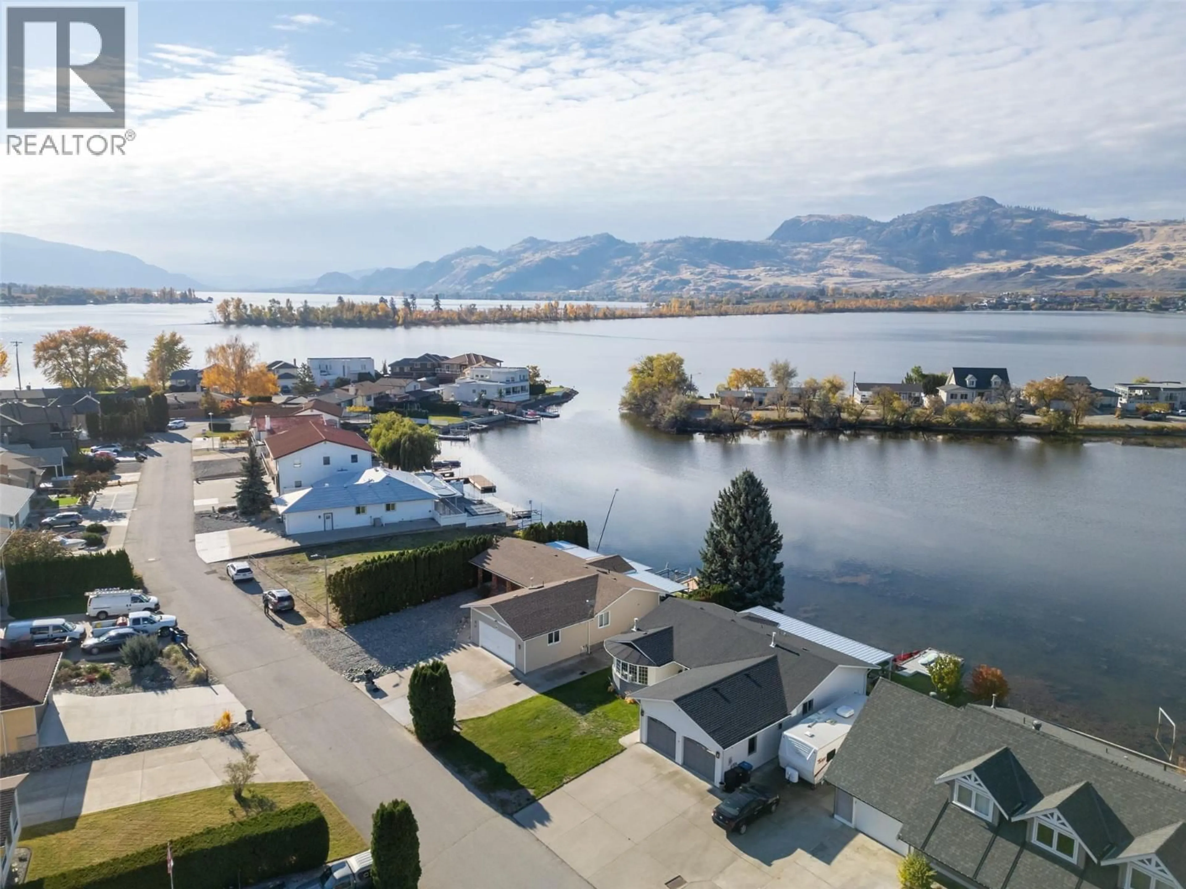 A pic from outside/outdoor area/front of a property/back of a property/a pic from drone, water/lake/river/ocean view for 38 BAYVIEW CRESCENT, Osoyoos British Columbia V0H1V6