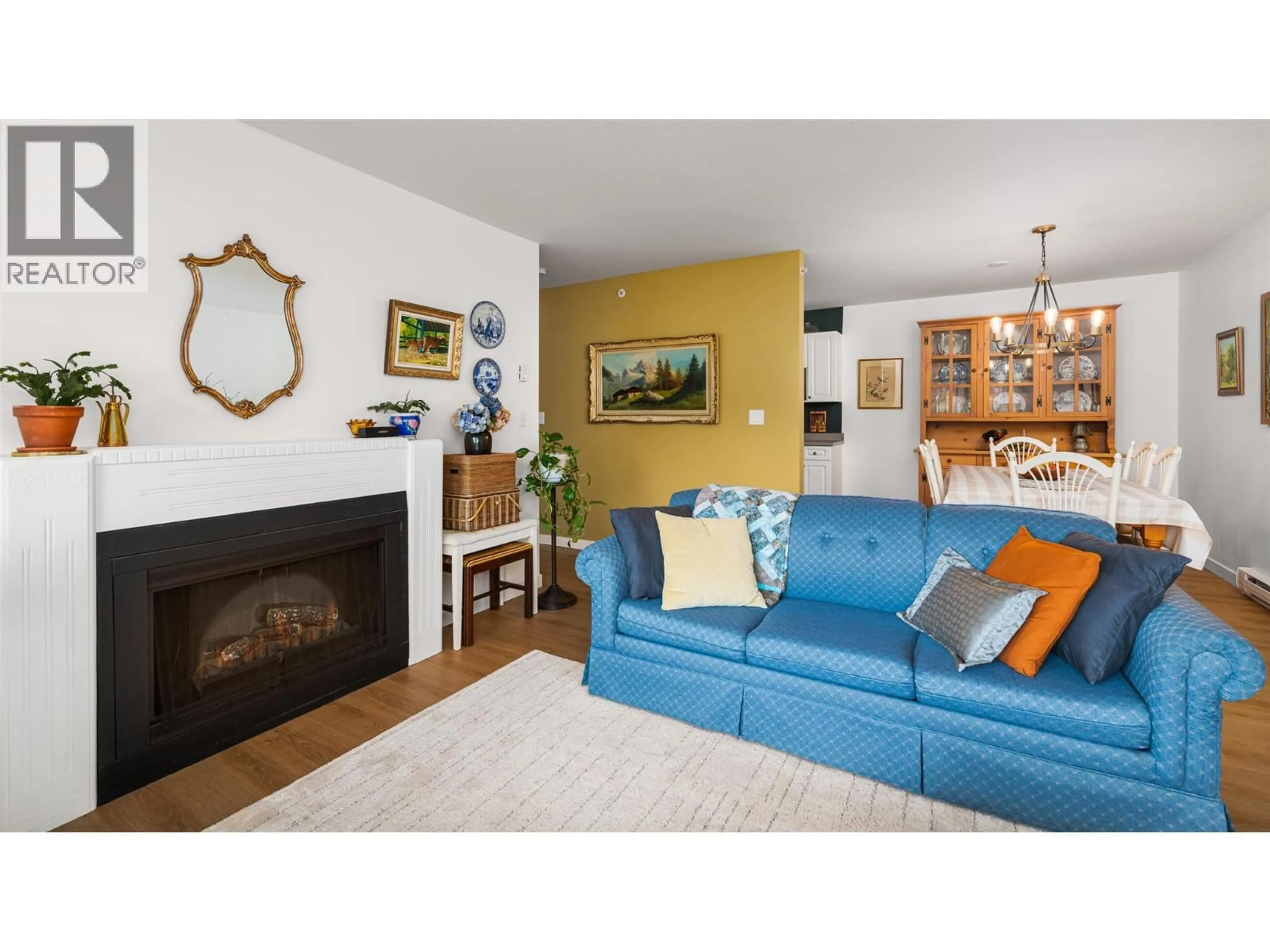 Living room with furniture, wood/laminate floor for 403 - 914 VANCOUVER STREET, Creston British Columbia V0B1G4