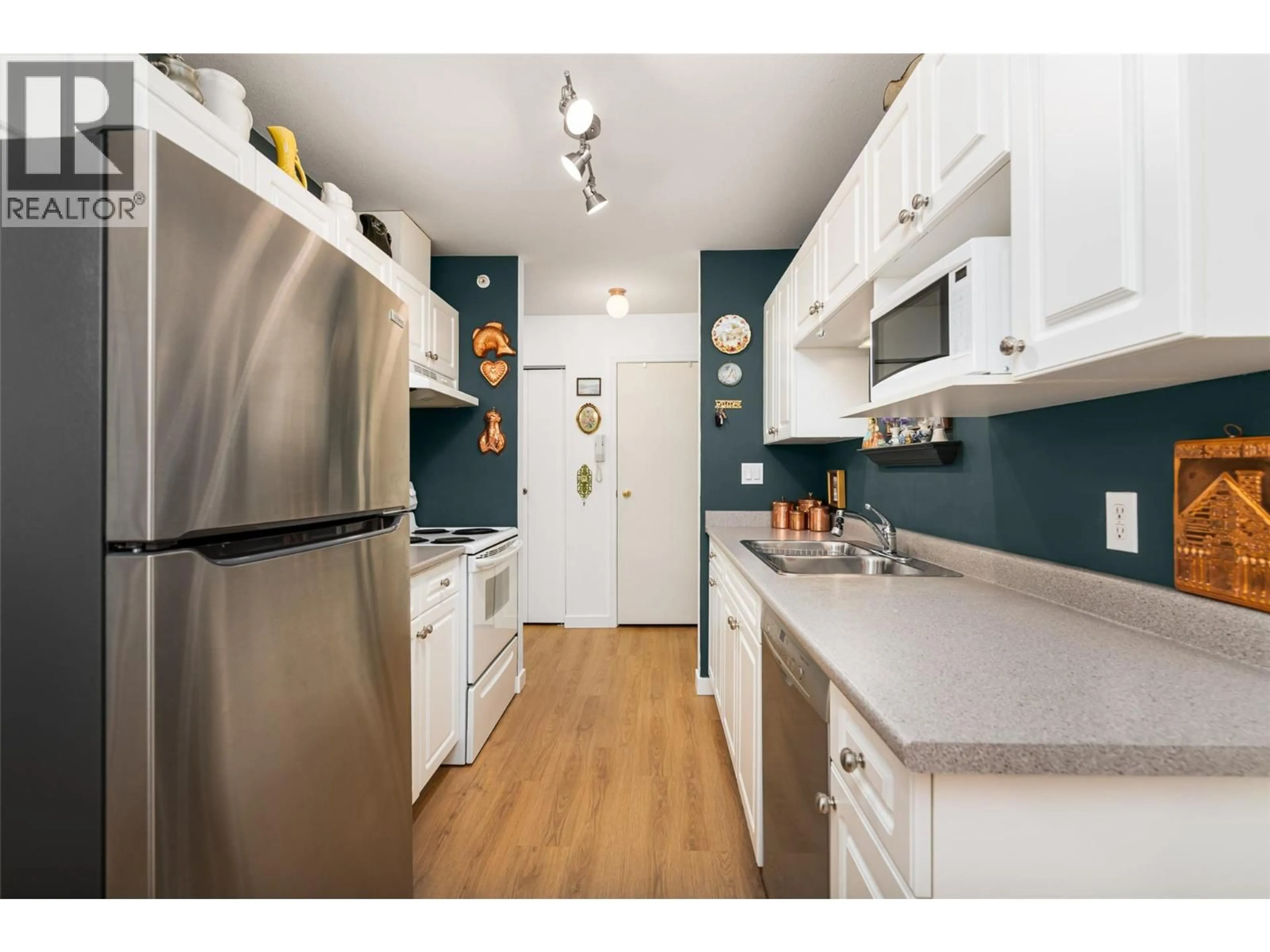 Standard kitchen, unknown for 403 - 914 VANCOUVER STREET, Creston British Columbia V0B1G4