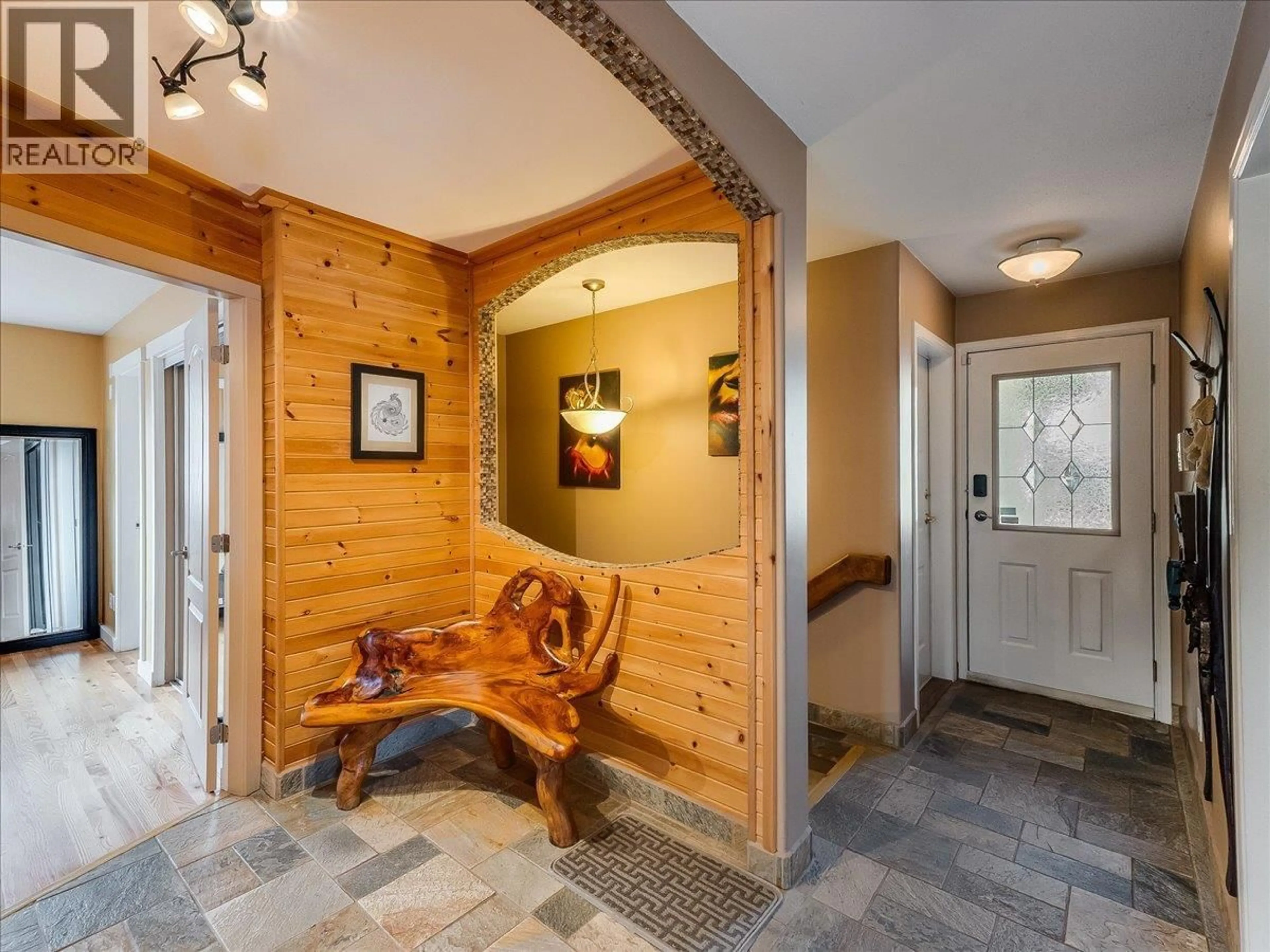 Indoor entryway for 1448 EMERALD CRESCENT, Castlegar British Columbia V1N4W2