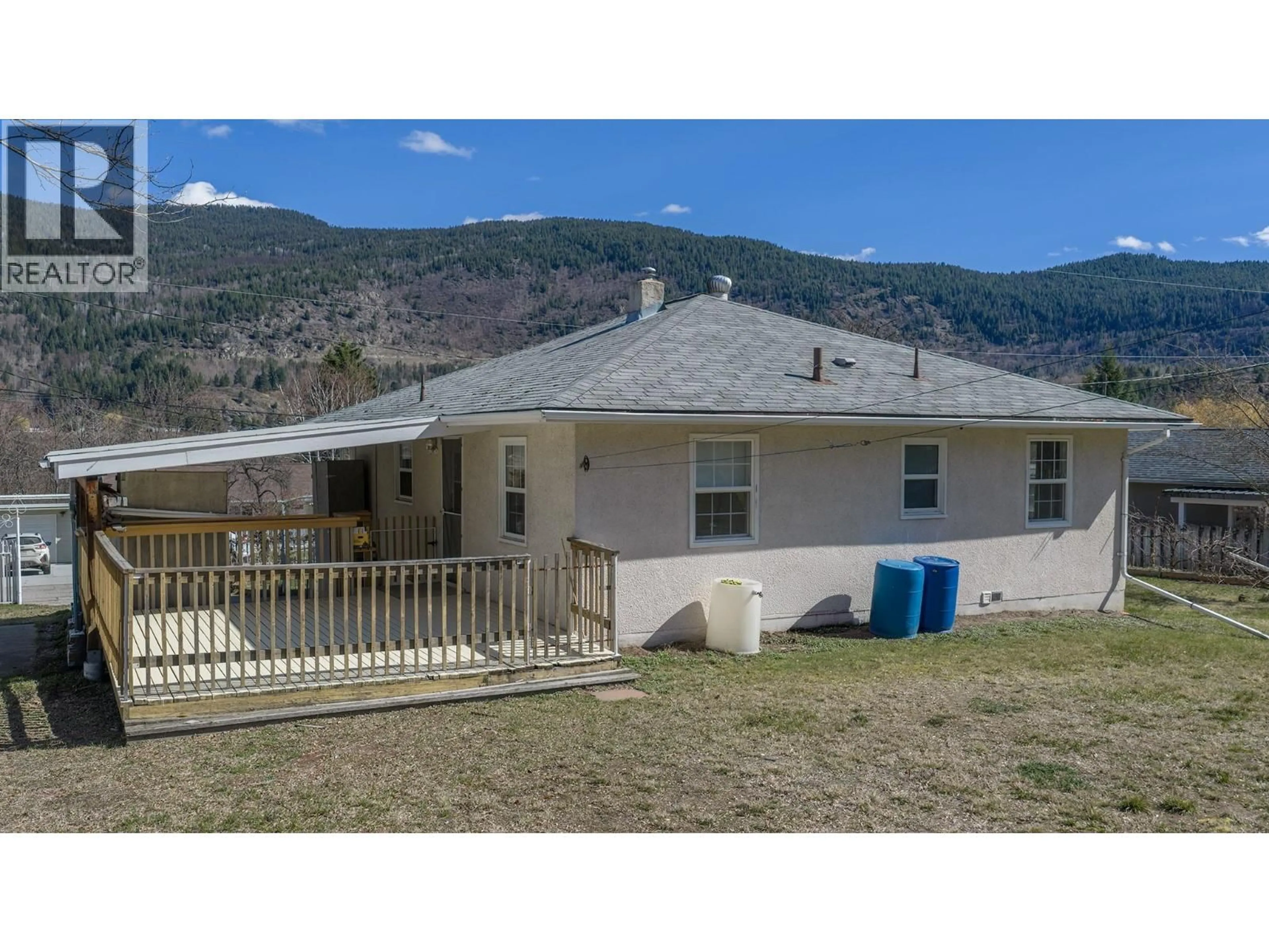 Home with vinyl exterior material, mountain view for 3404 4TH AVENUE, Castlegar British Columbia V1N2T3