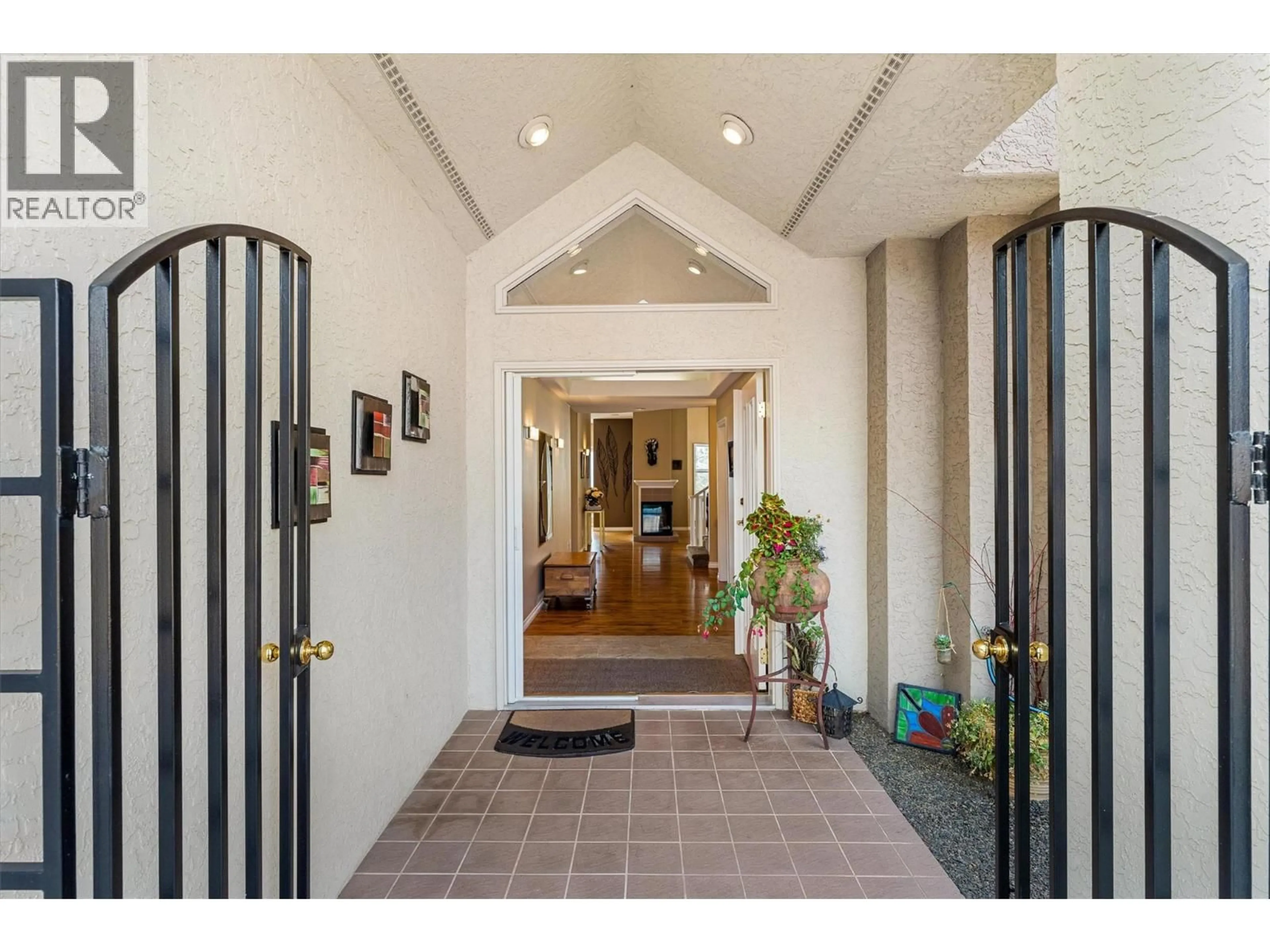 Indoor foyer for 20 - 880 CHRISTINA PLACE, Kelowna British Columbia V1V1S2