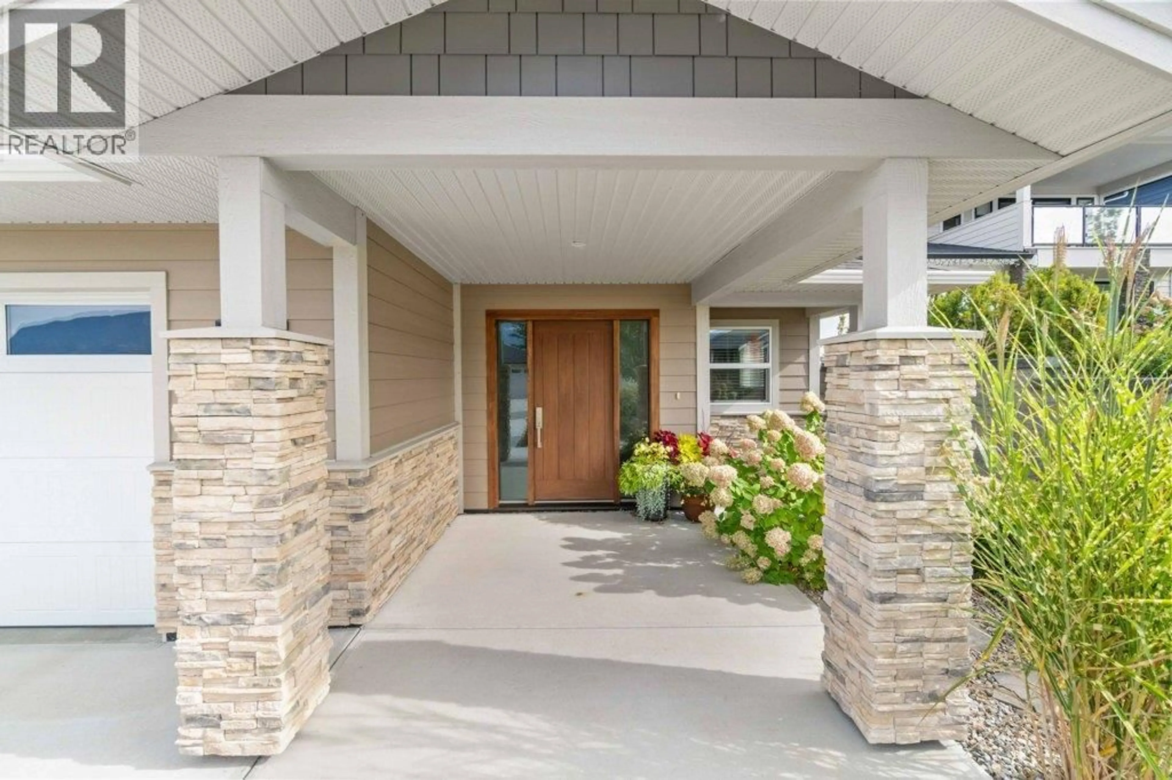 Indoor entryway for 70 24 STREET NORTHEAST, Salmon Arm British Columbia V1E0C2