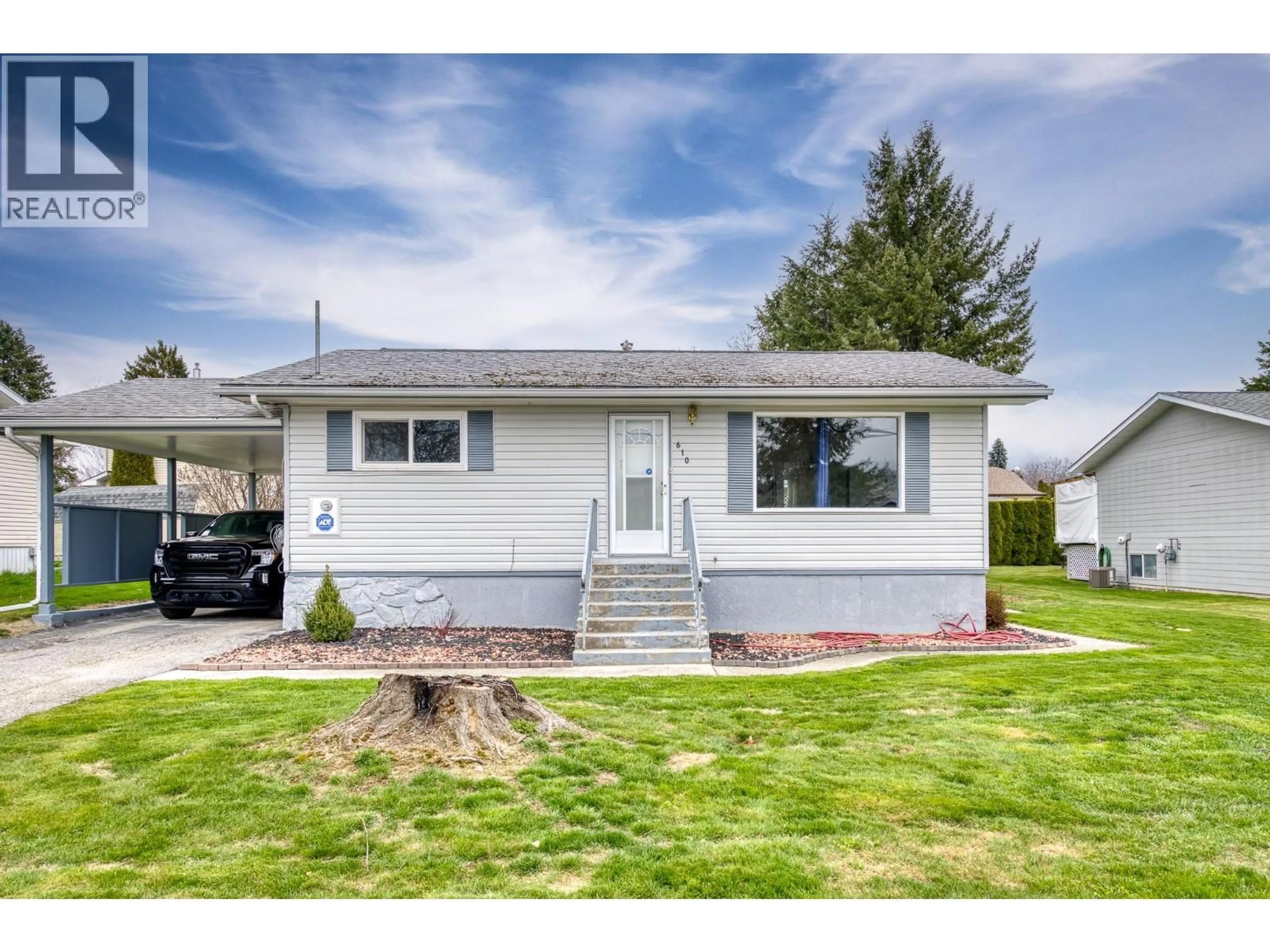 Home with vinyl exterior material, street for 610 20TH AVENUE SOUTH, Creston British Columbia V0B1G5