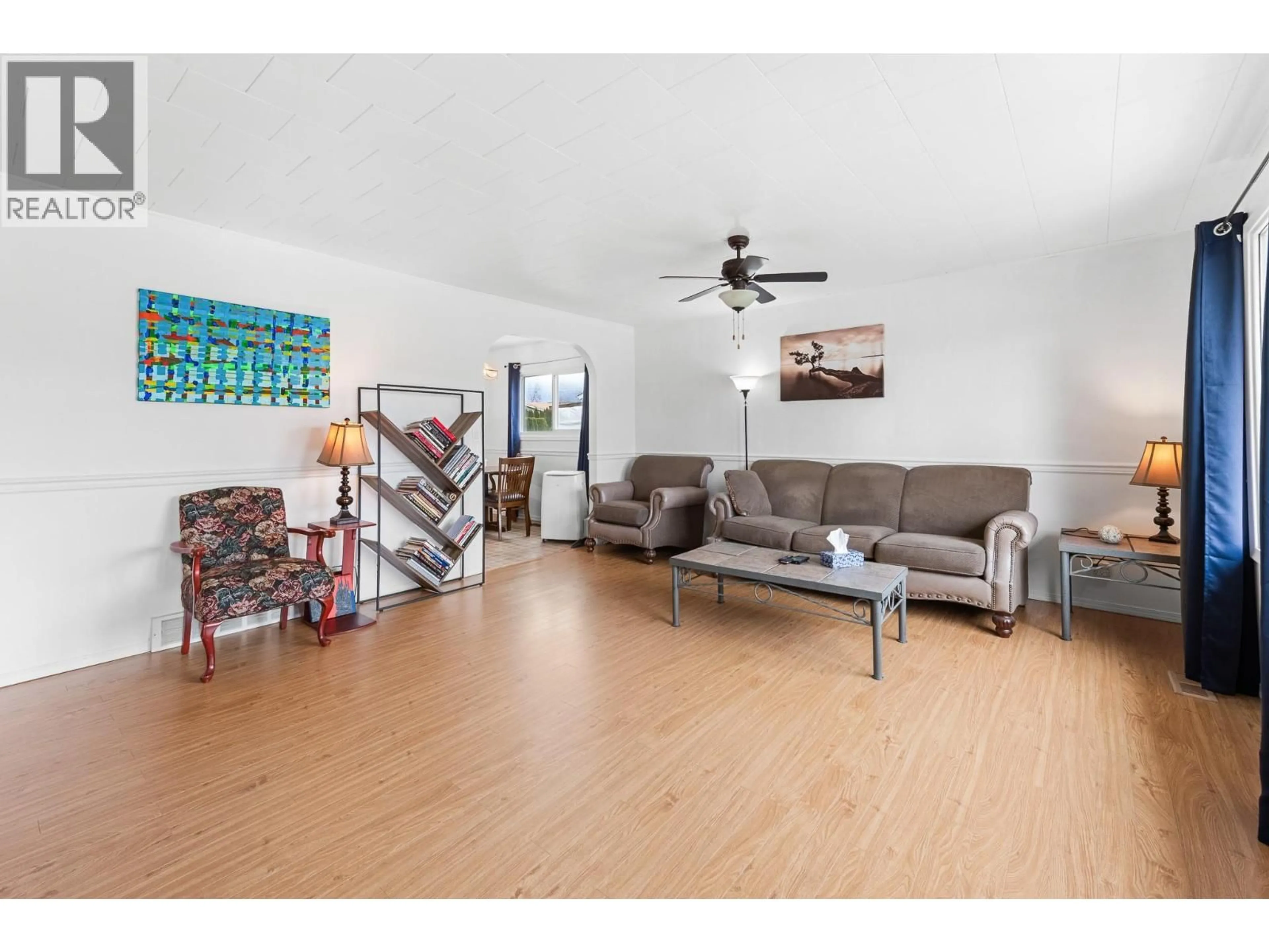 Living room with furniture, wood/laminate floor for 610 20TH AVENUE SOUTH, Creston British Columbia V0B1G5