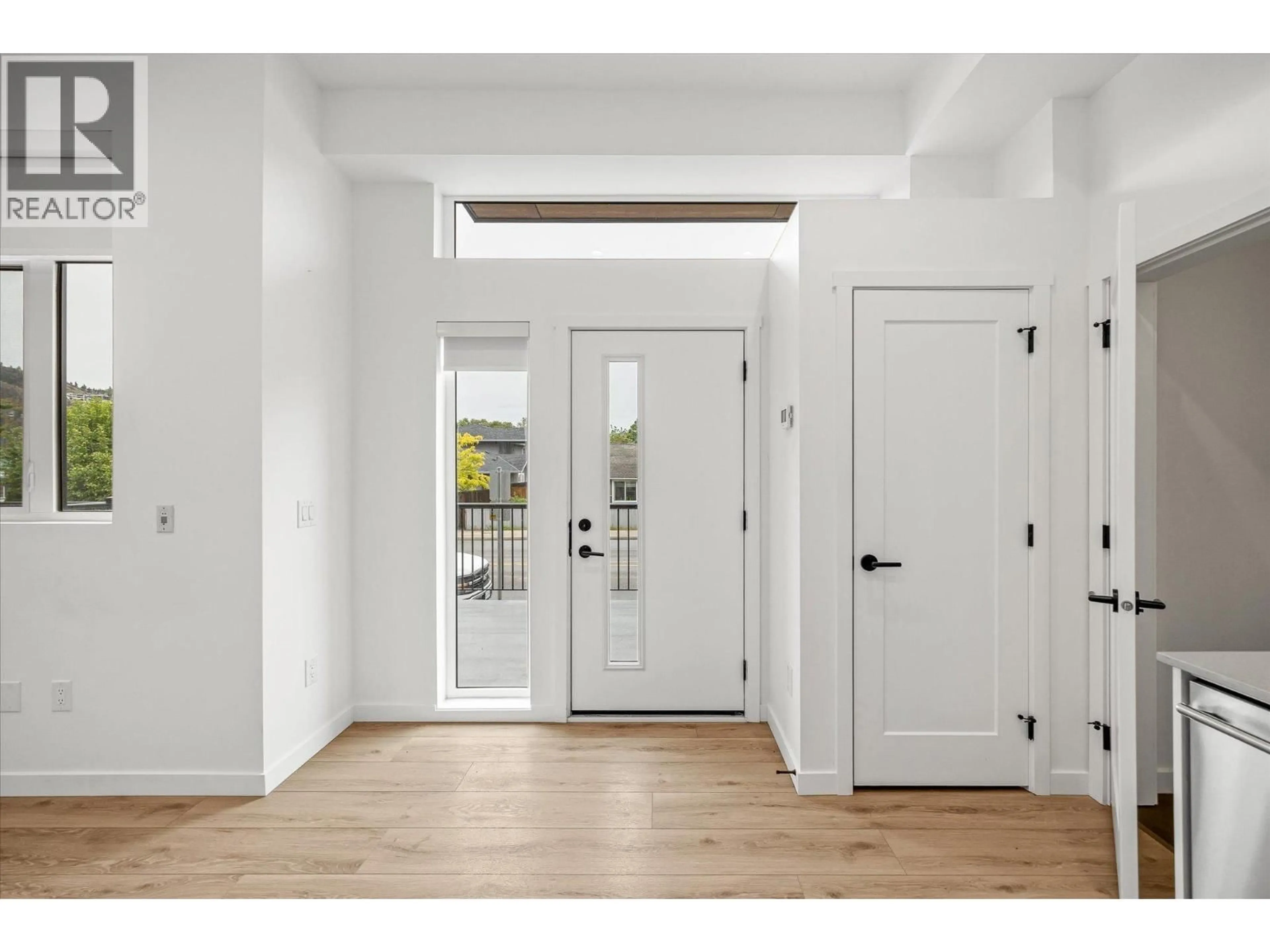 Indoor entryway for 105B - 660 CAWSTON AVENUE, Kelowna British Columbia V1Y9M1