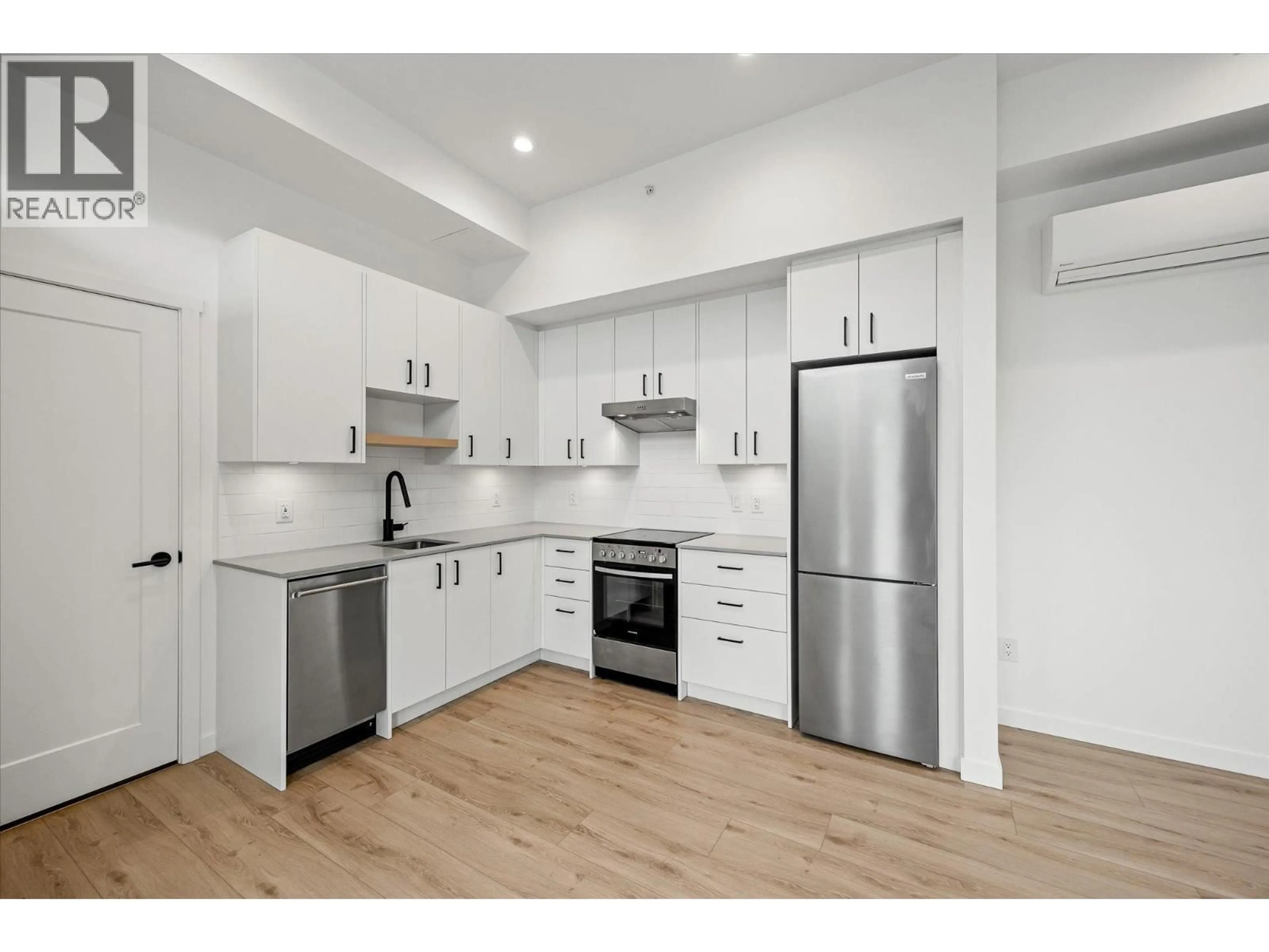 Open concept kitchen, wood/laminate floor for 105B - 660 CAWSTON AVENUE, Kelowna British Columbia V1Y9M1