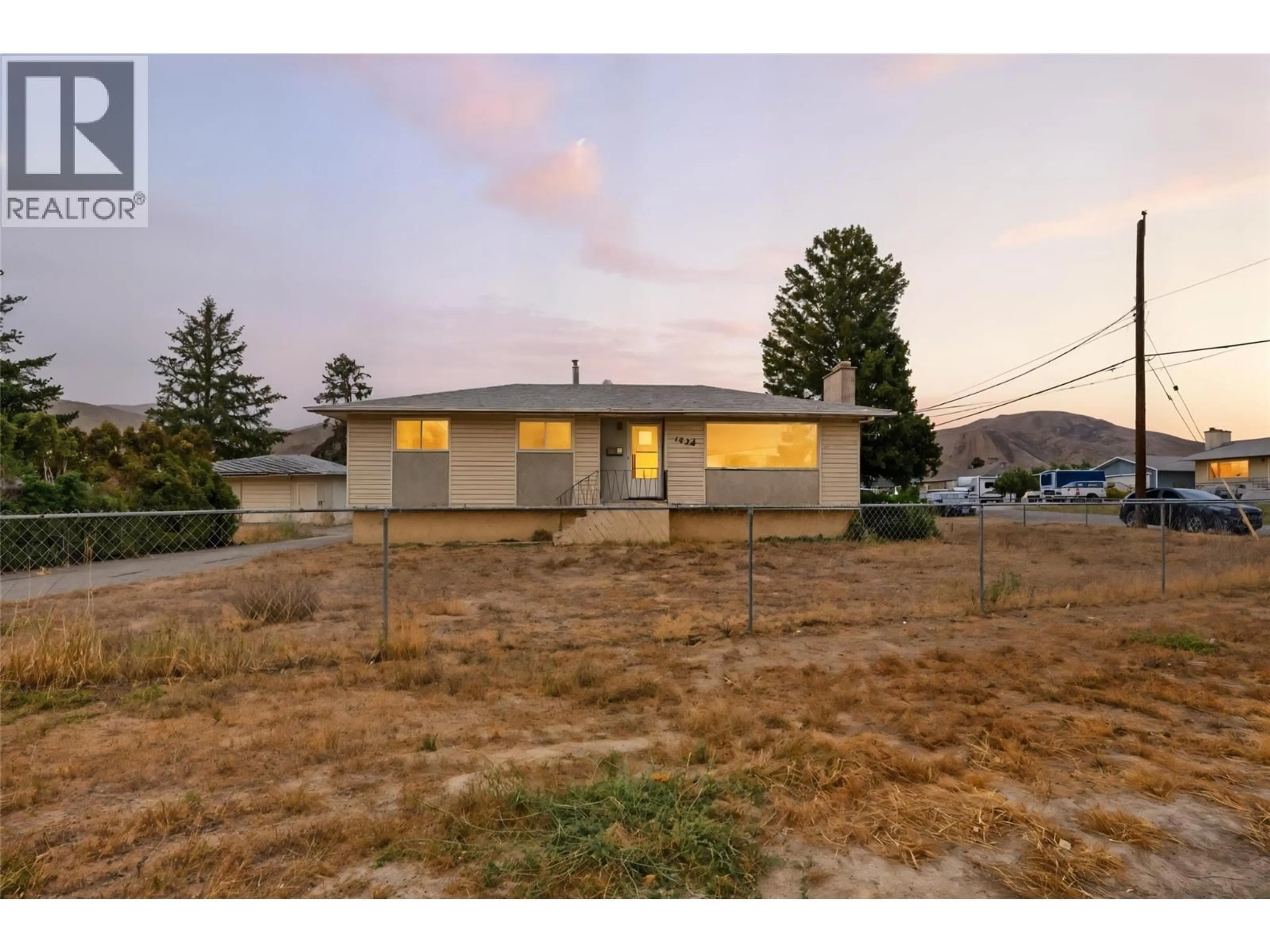 A pic from outside/outdoor area/front of a property/back of a property/a pic from drone, unknown for 1838 FLEETWOOD AVENUE, Kamloops British Columbia V2B4S1