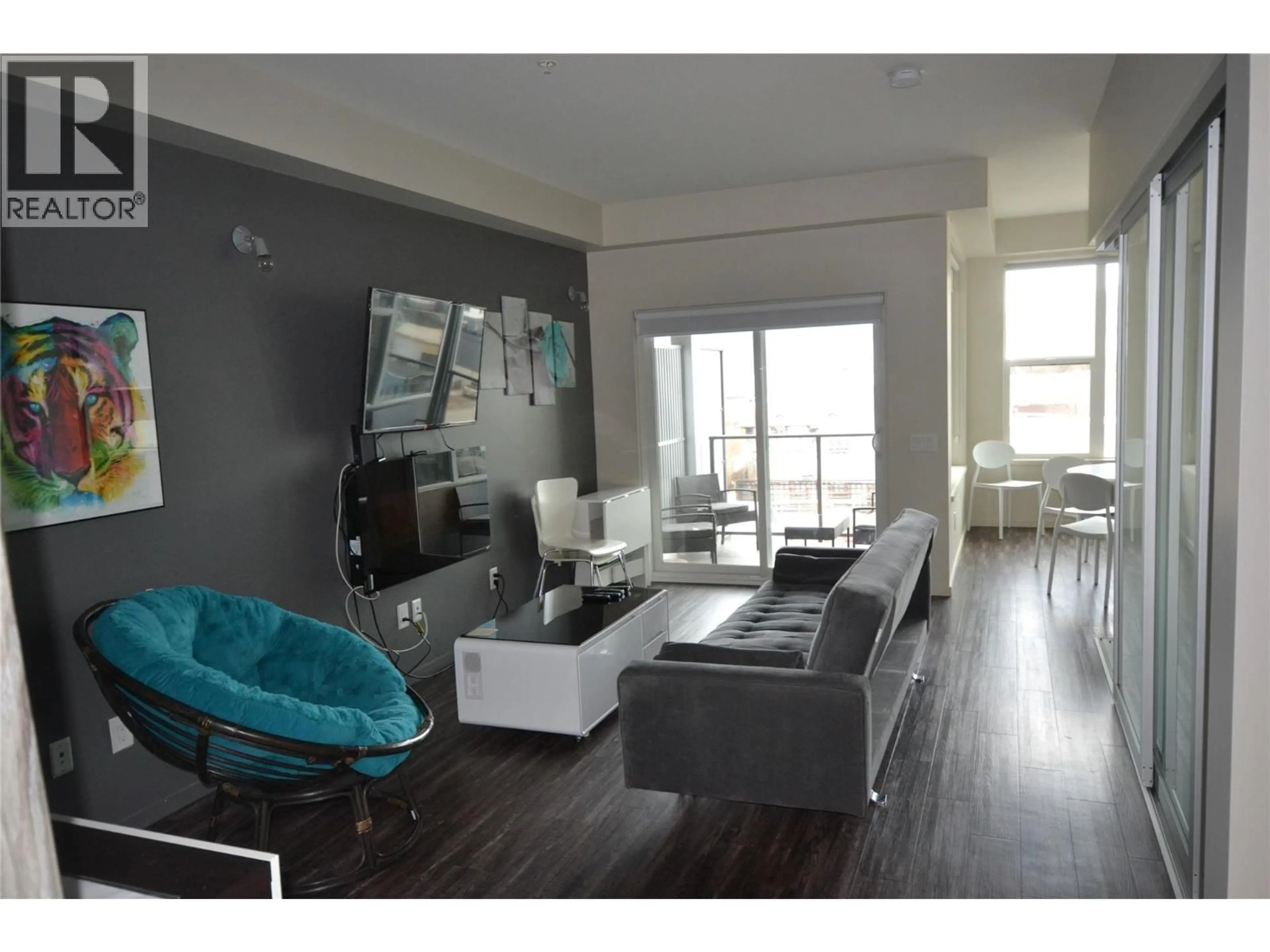 Living room with furniture, wood/laminate floor for 505 - 1290 ST. PAUL STREET, Kelowna British Columbia V1Y2C9