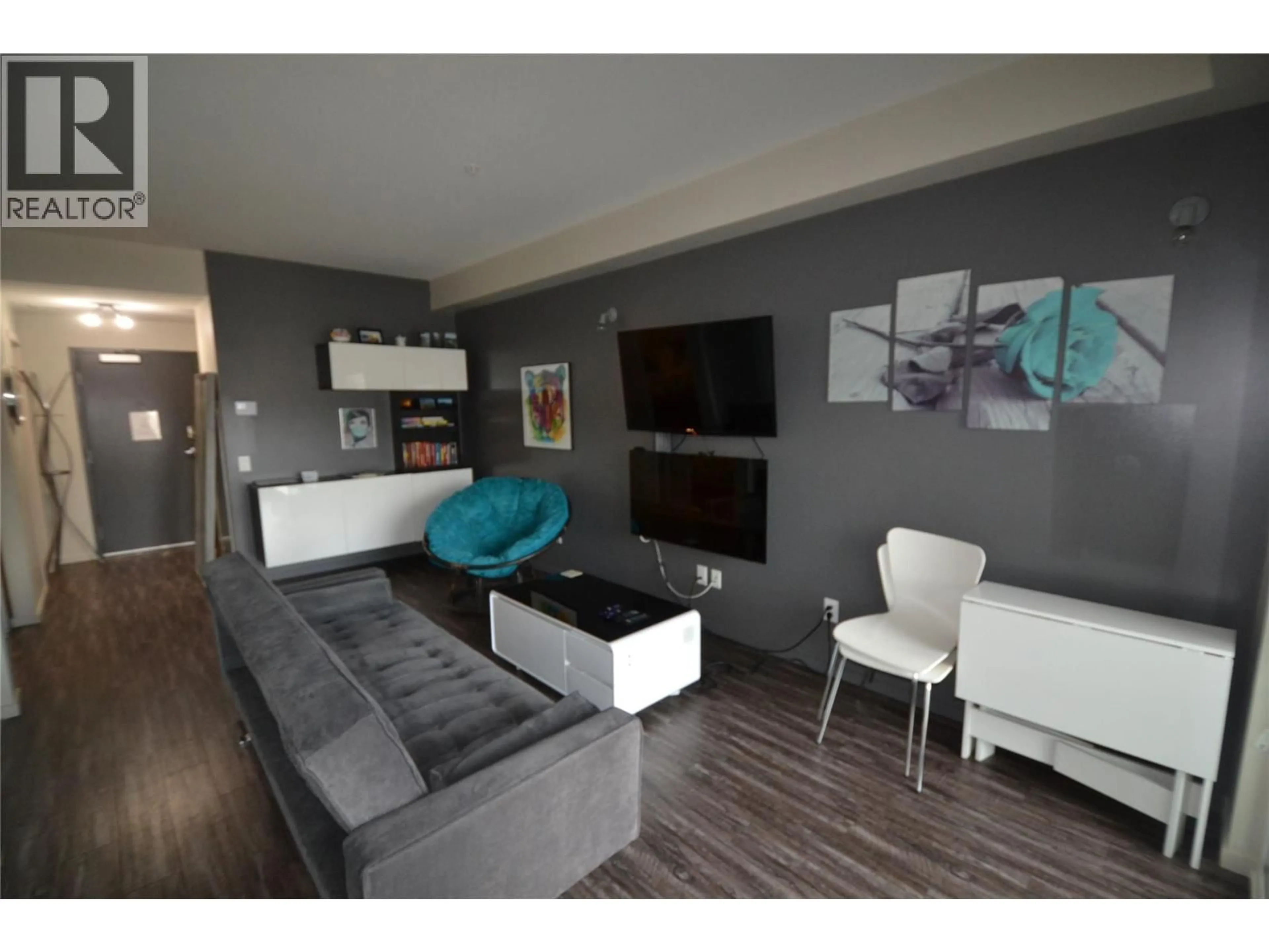 Living room with furniture, wood/laminate floor for 505 - 1290 ST. PAUL STREET, Kelowna British Columbia V1Y2C9