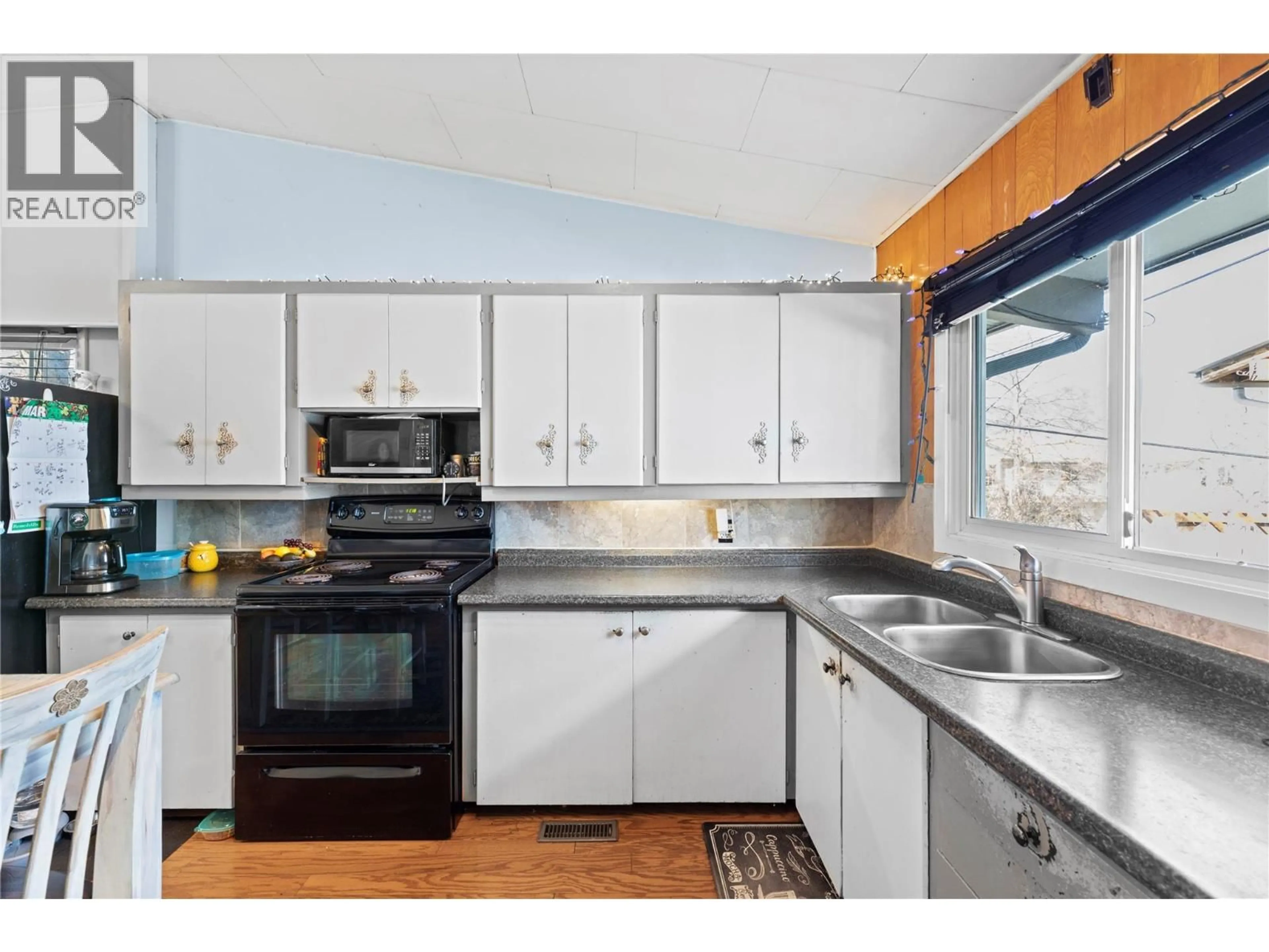 Standard kitchen, unknown for 330 6 STREET, Salmon Arm British Columbia V1E4E8