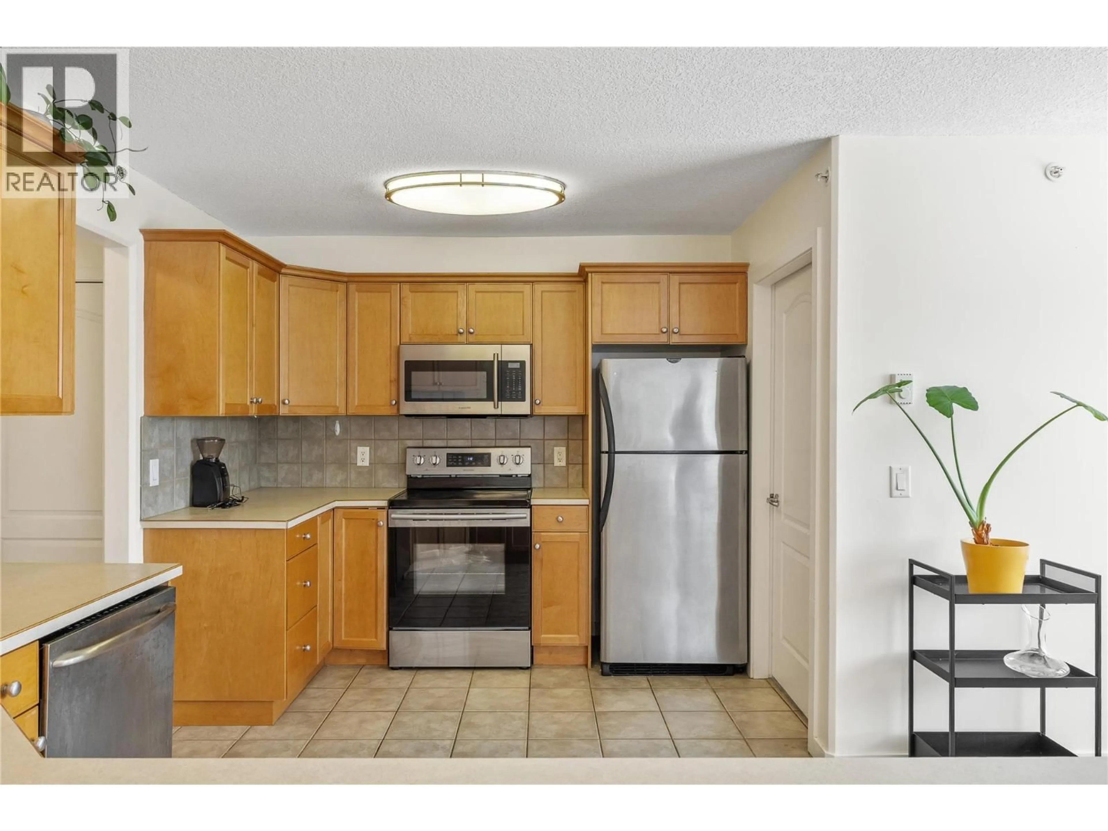 Standard kitchen, unknown for 201 - 260 FRANKLYN ROAD, Kelowna British Columbia V1X8C1