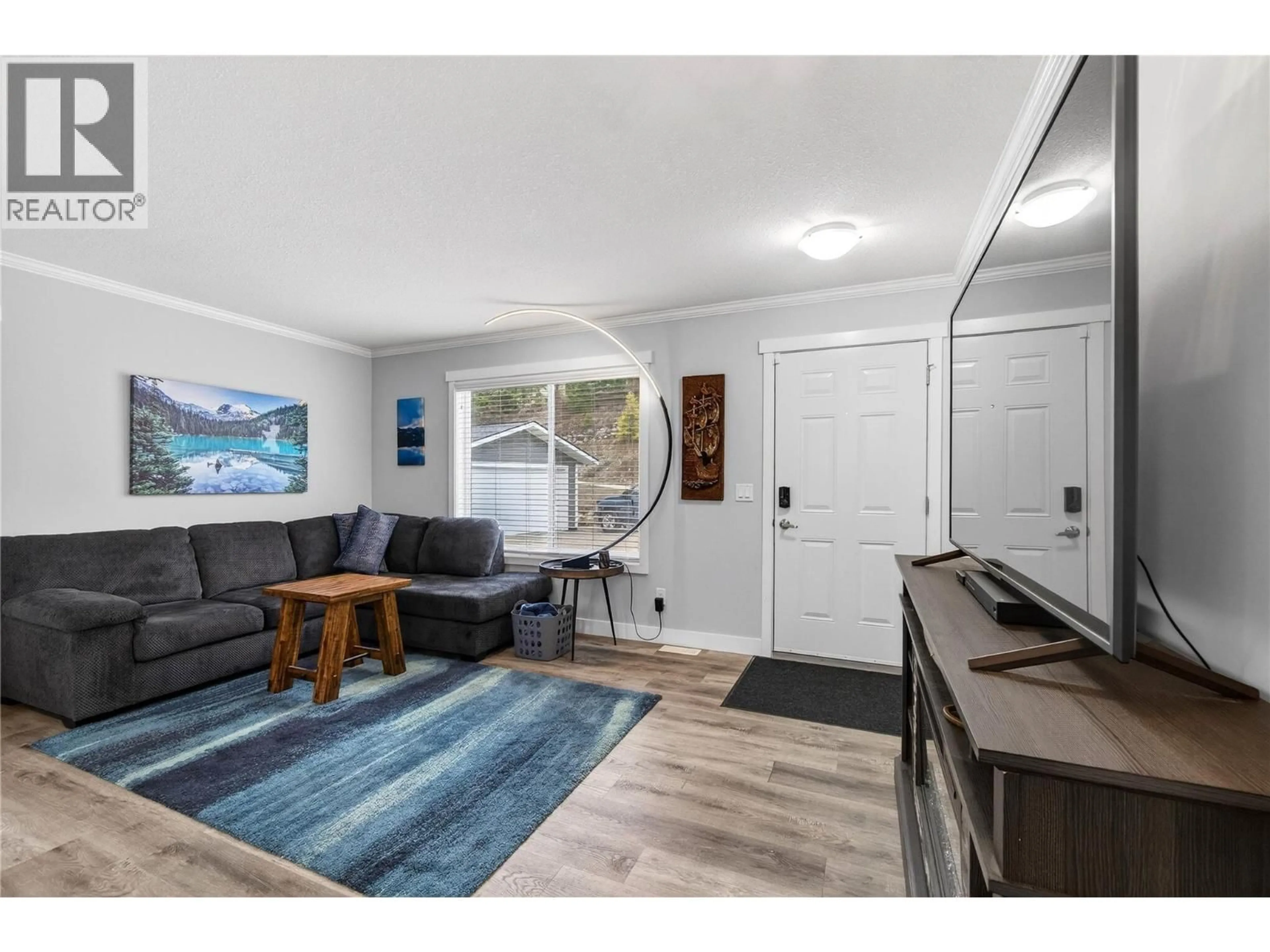 Living room with furniture, wood/laminate floor for 6 - 3639 PARRI ROAD, Sorrento British Columbia V0E2W0