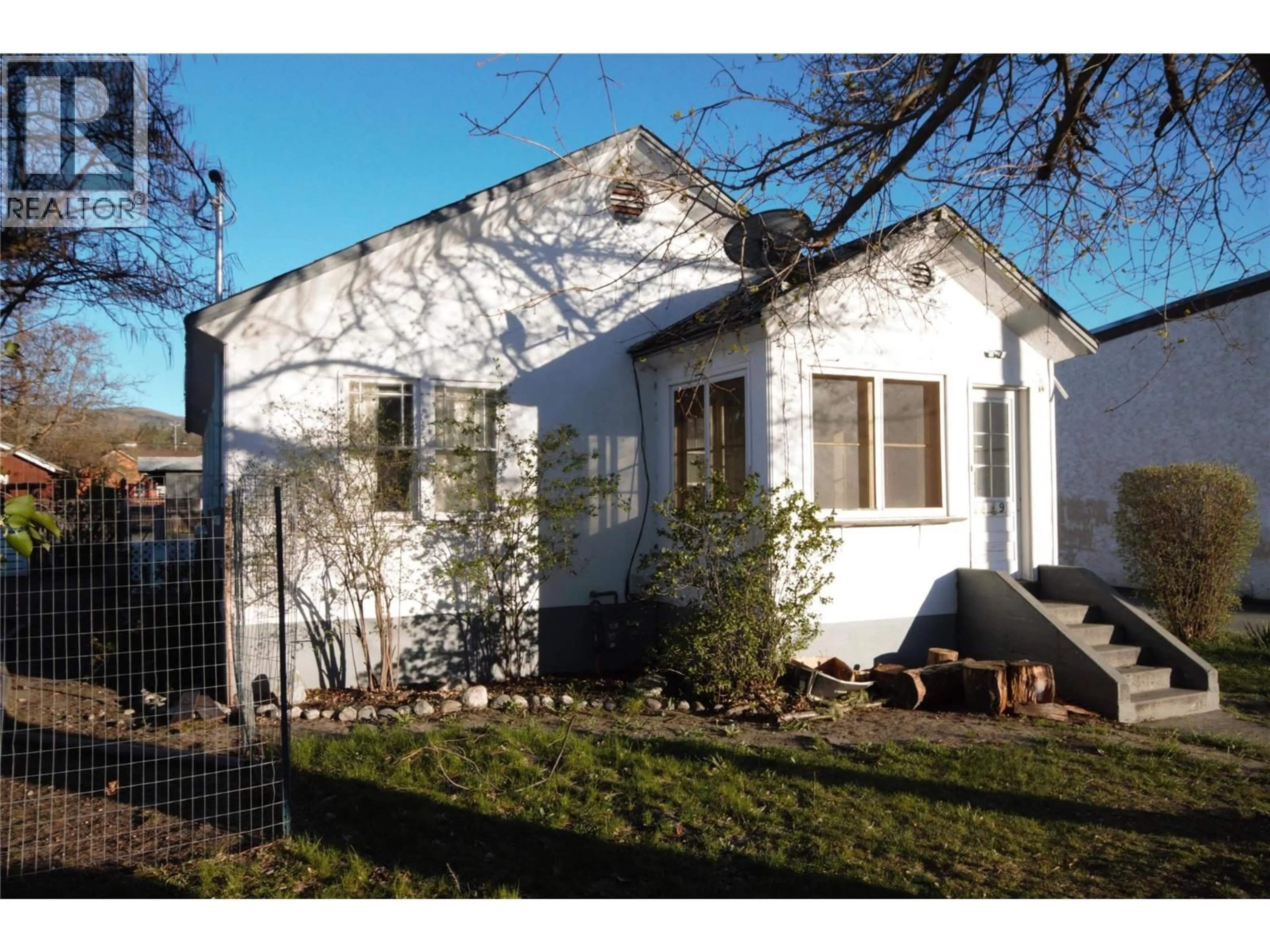 Home with vinyl exterior material, street for 6449 PARK DRIVE, Oliver British Columbia V0H1T3