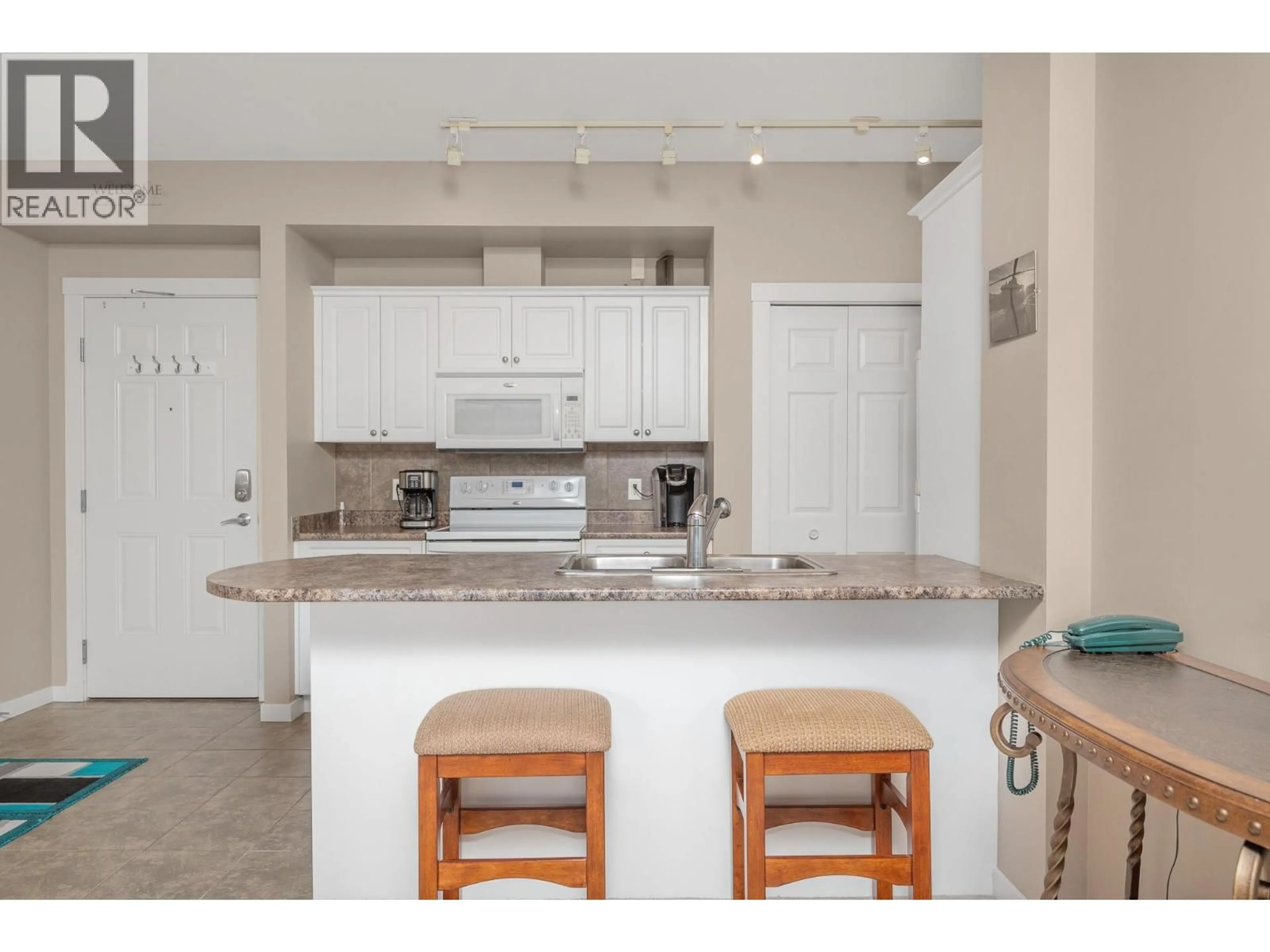 Open concept kitchen, ceramic/tile floor for 209 - 3550 WOODSDALE ROAD, Lake Country British Columbia V4V2P5