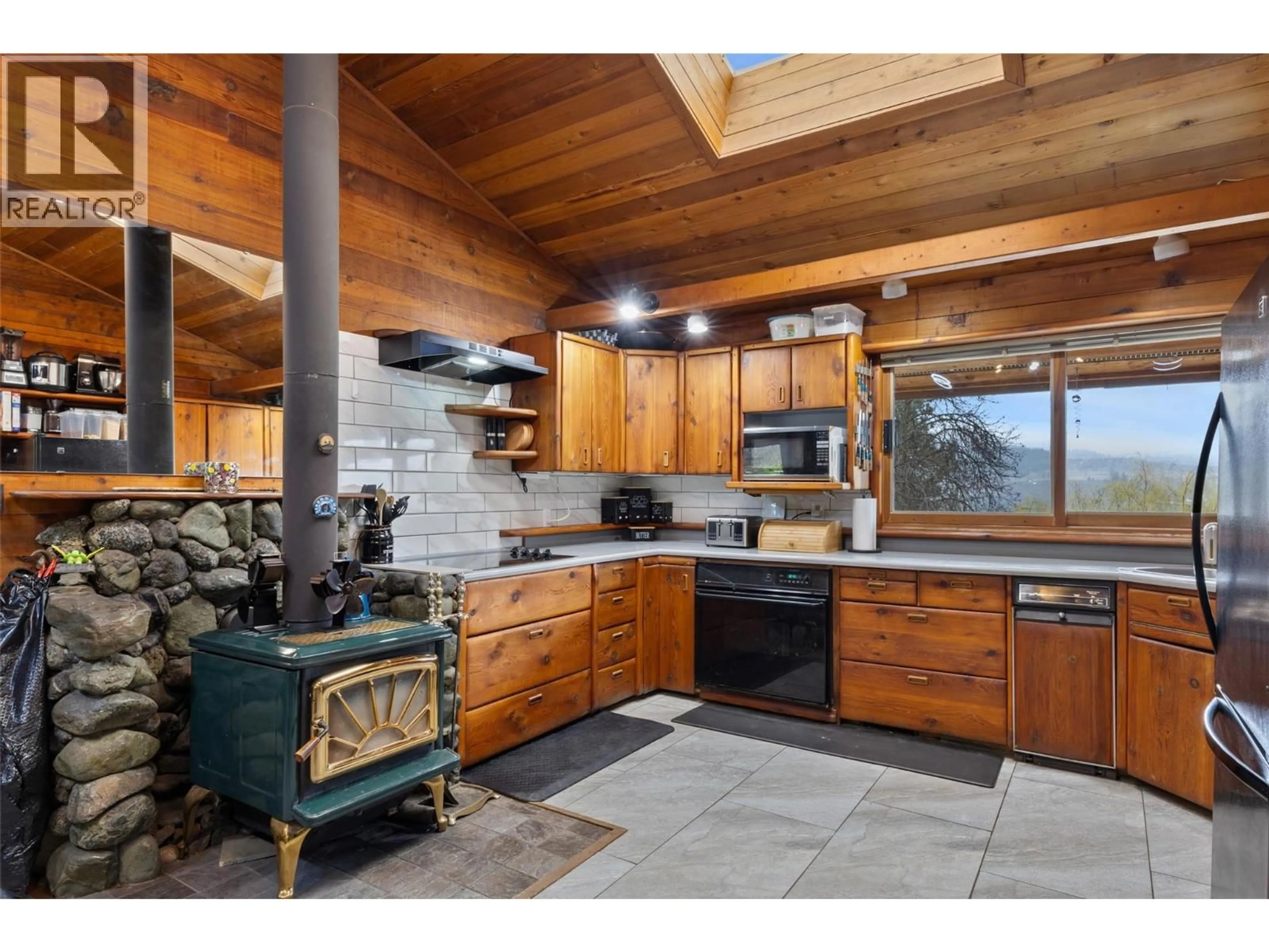 Rustic kitchen, unknown for 7050 WESTSYDE ROAD, Kamloops British Columbia V2C1Z3