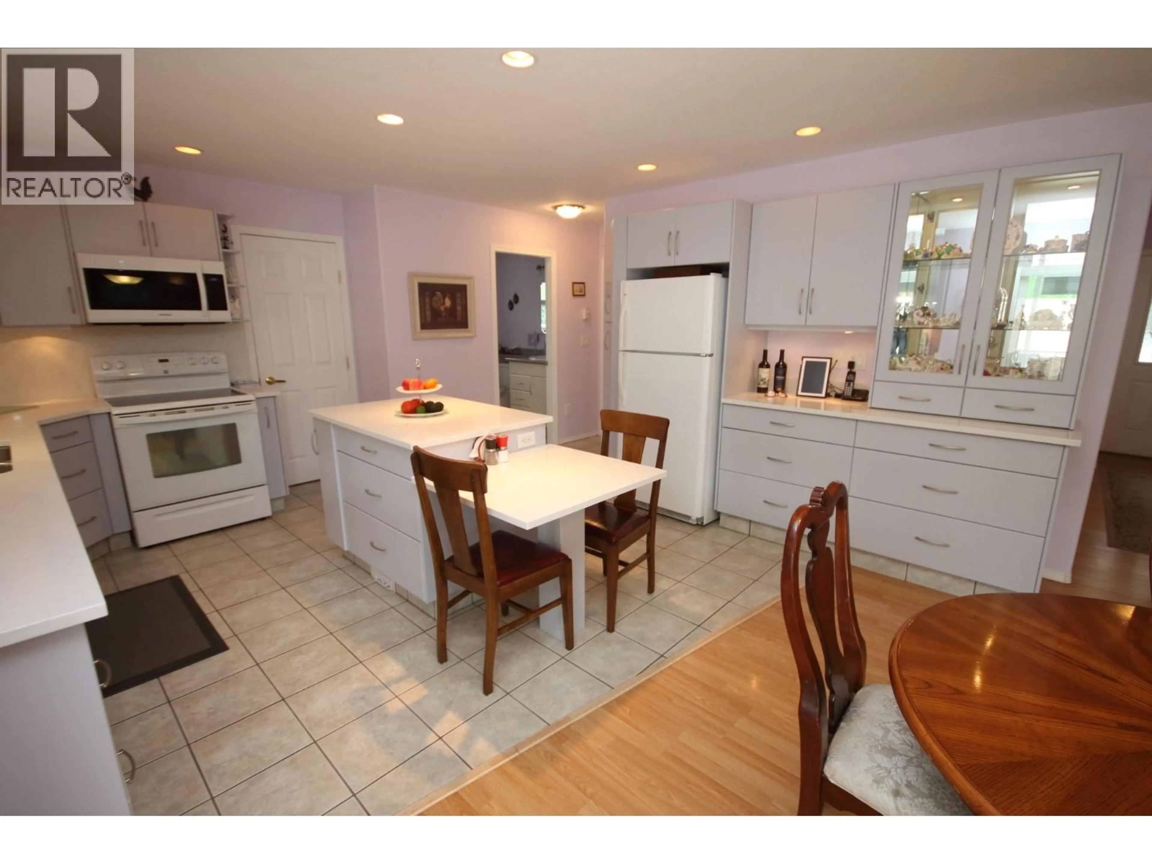 Open concept kitchen, ceramic/tile floor for 957 MORNINGSTAR ROAD, Oliver British Columbia V0H1T6