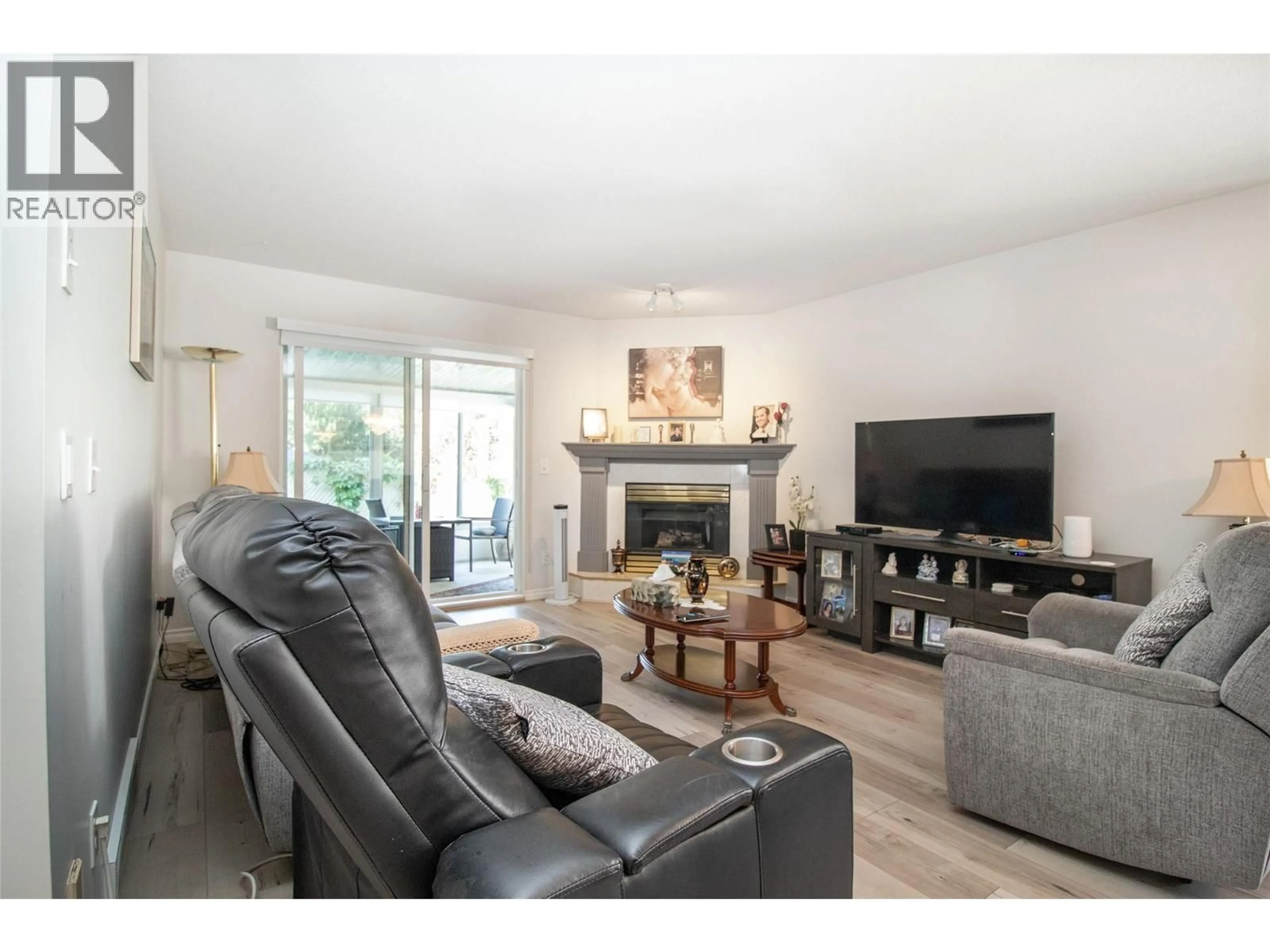 Living room with furniture, wood/laminate floor for 25 - 1874 PARKVIEW CRESCENT, Kelowna British Columbia V1X7G6
