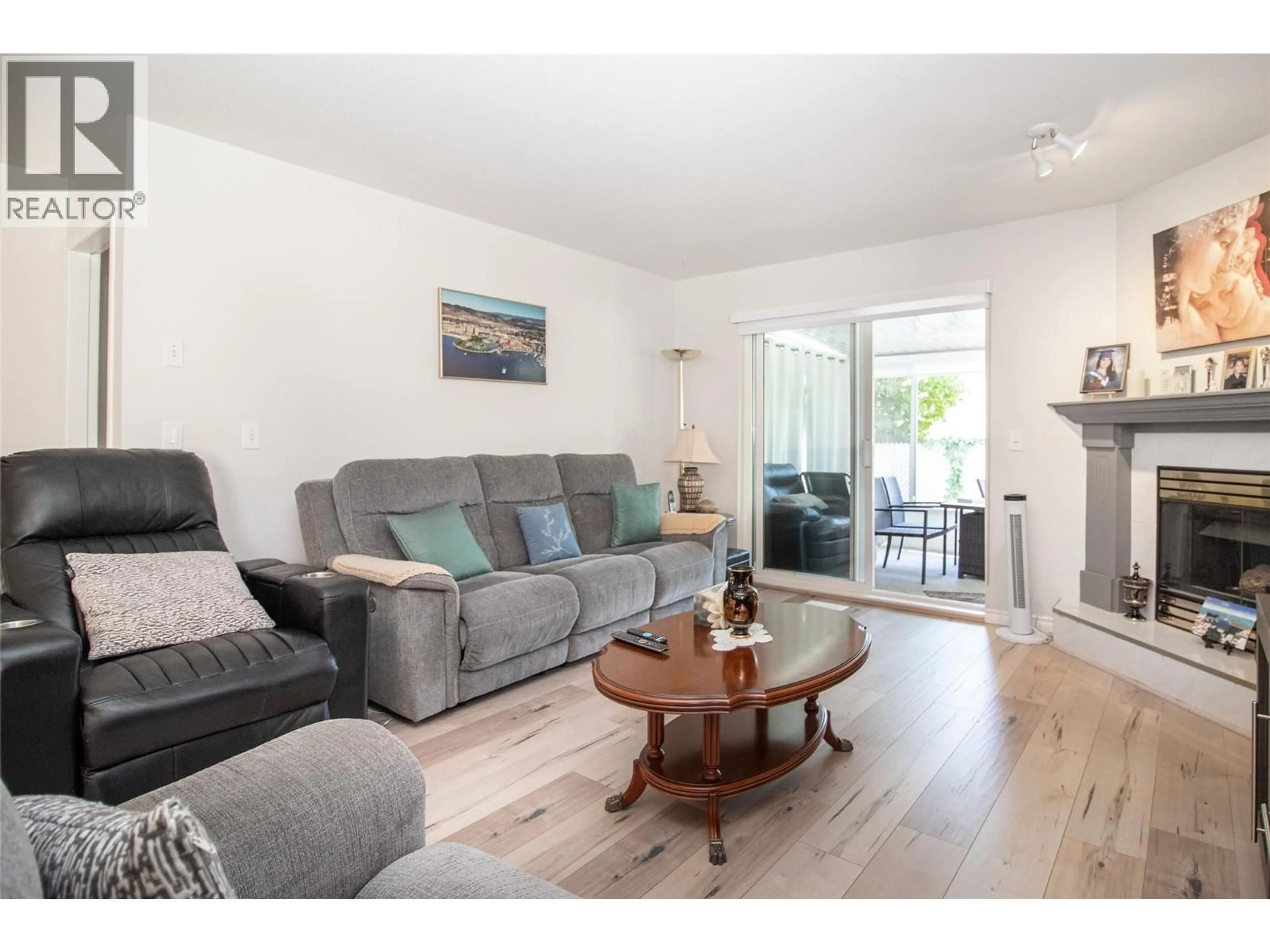 Living room with furniture, wood/laminate floor for 25 - 1874 PARKVIEW CRESCENT, Kelowna British Columbia V1X7G6