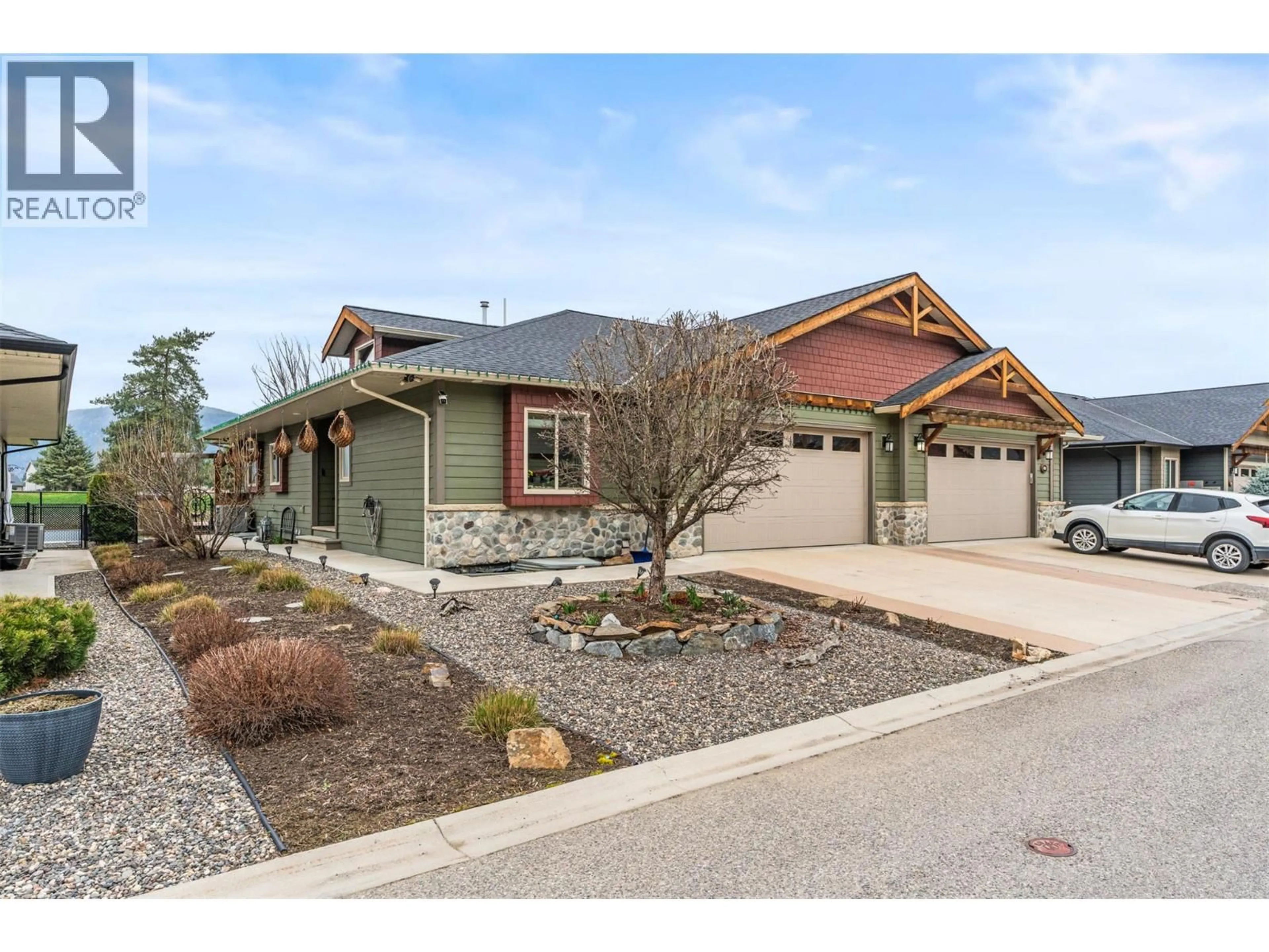 Home with vinyl exterior material, street for 32 - 2444 YORK AVENUE, Armstrong British Columbia V4Y0Y3