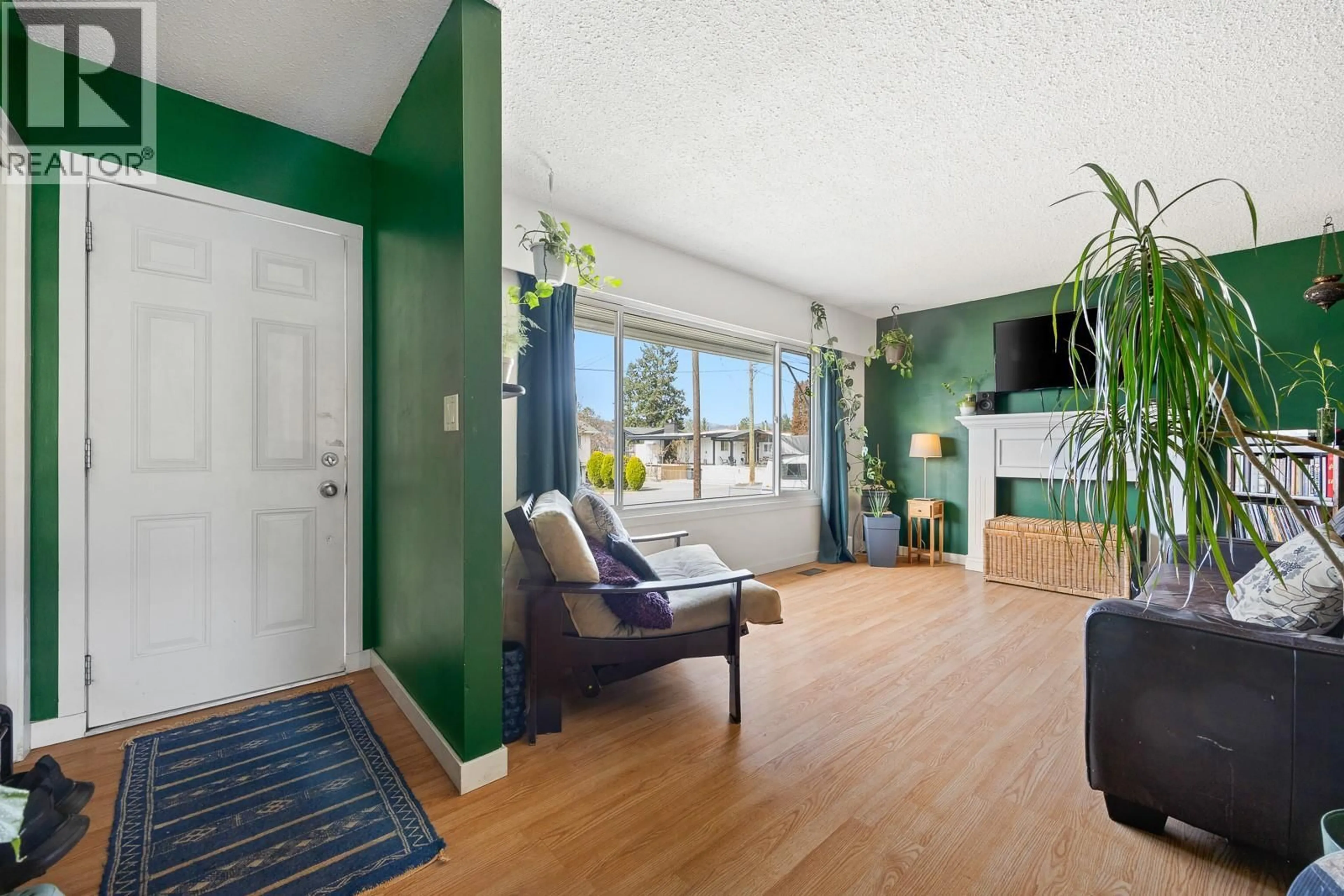 Indoor entryway for 430A HOLBROOK ROAD WEST, Kelowna British Columbia V1X1S3