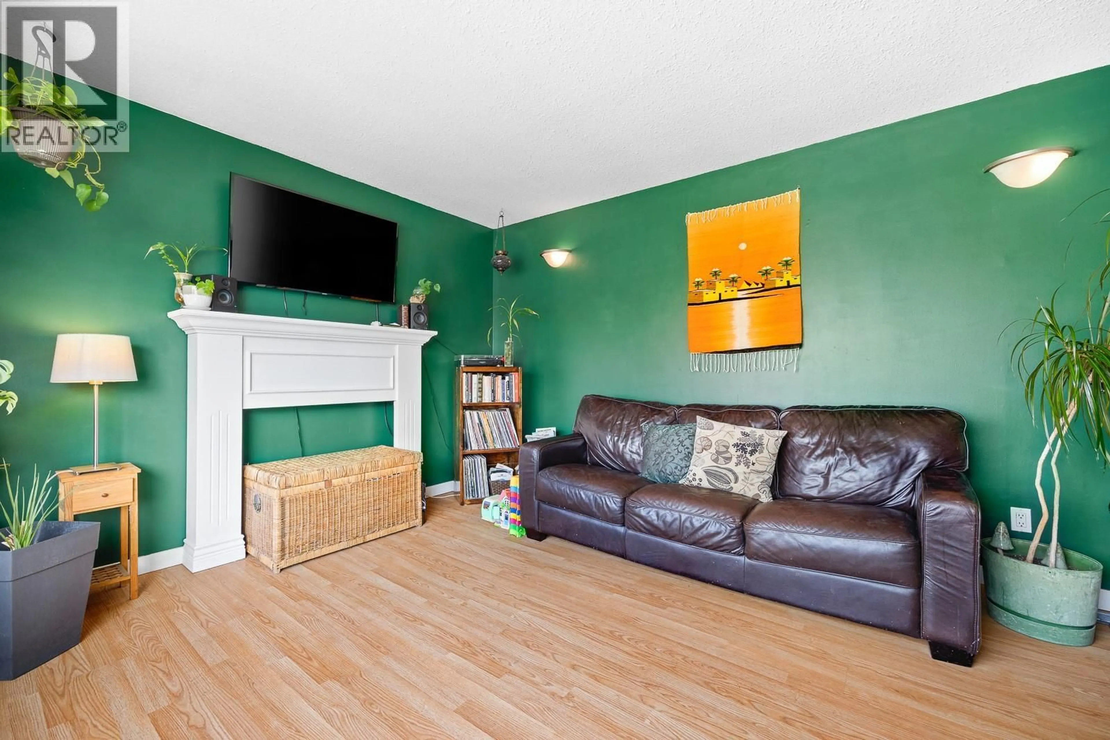 Living room with furniture, wood/laminate floor for 430A HOLBROOK ROAD WEST, Kelowna British Columbia V1X1S3
