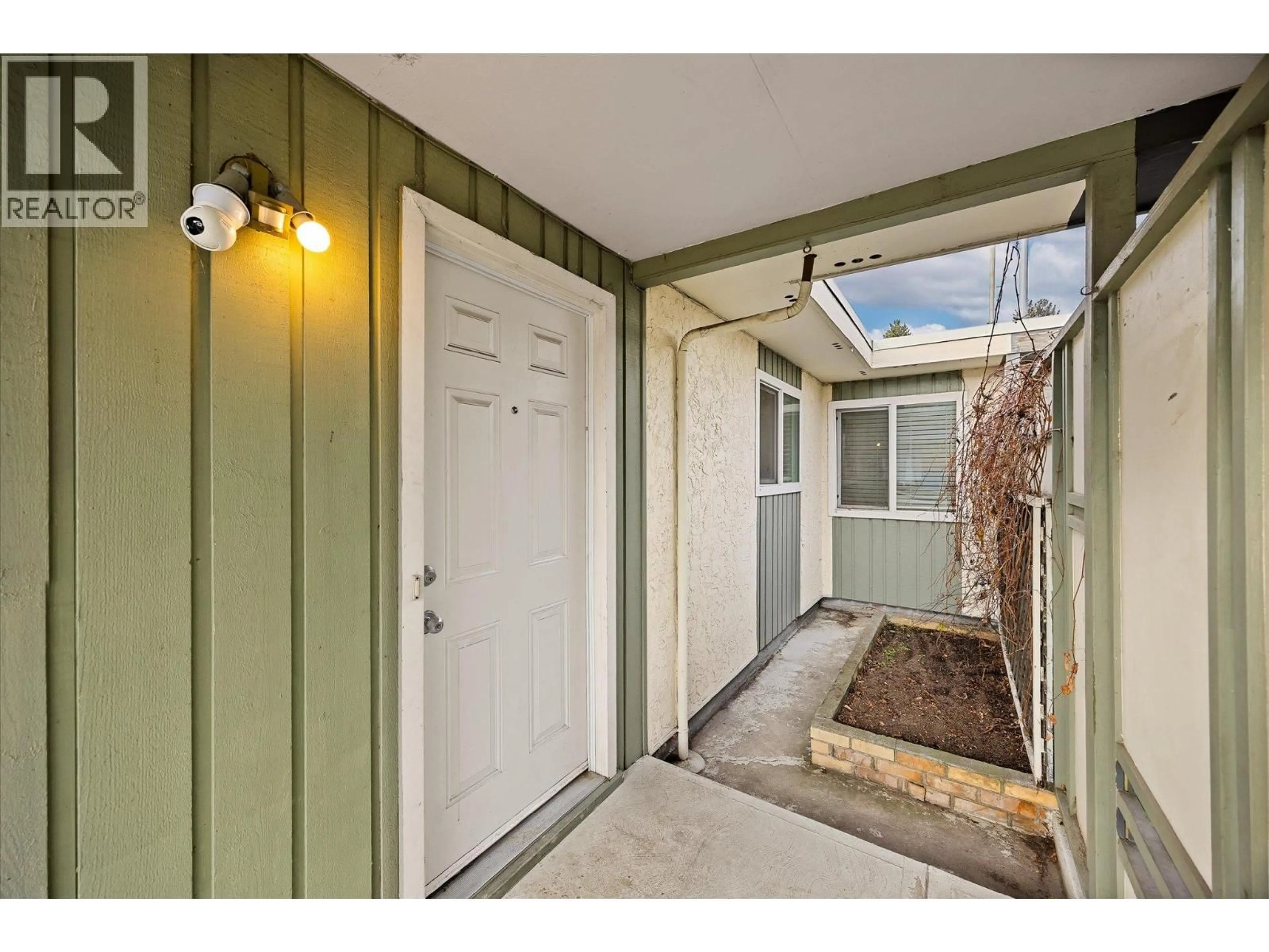 Indoor entryway for 740 & 746 RAYMER AVENUE, Kelowna British Columbia V1Y4Z8