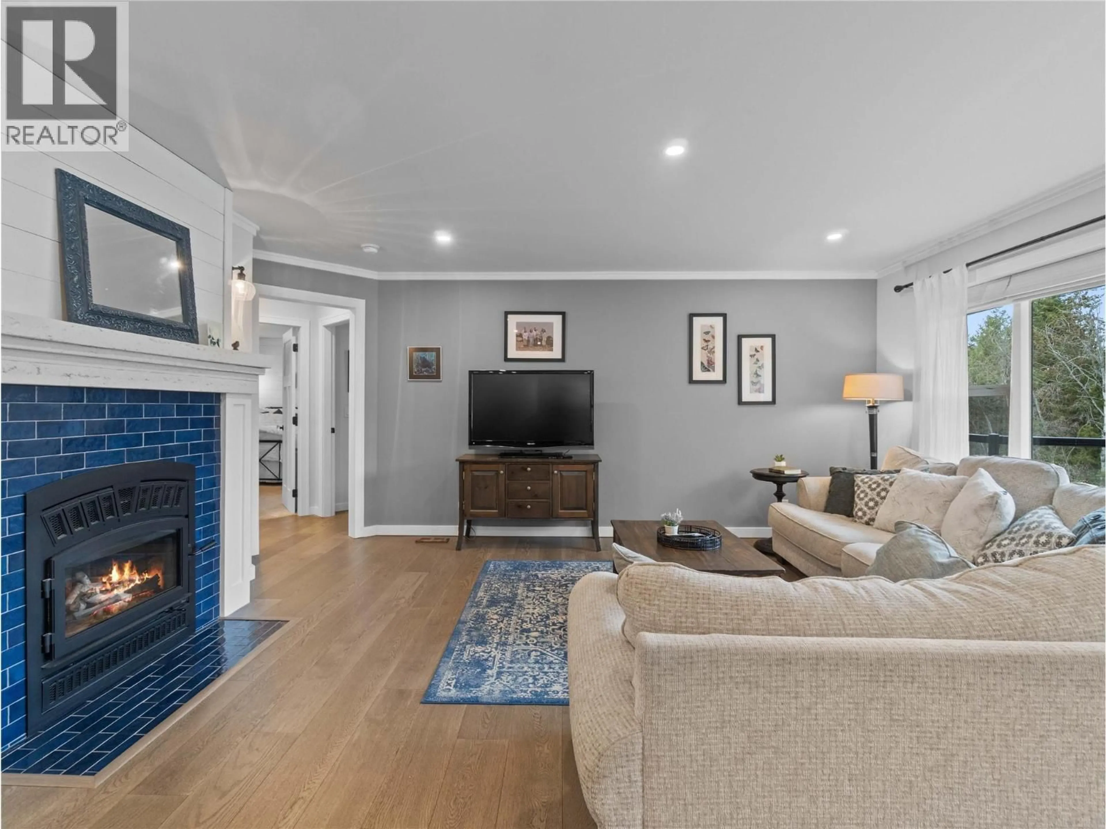 Living room with furniture, unknown for 2511 PARKVIEW PLACE, Blind Bay British Columbia V0E1H2