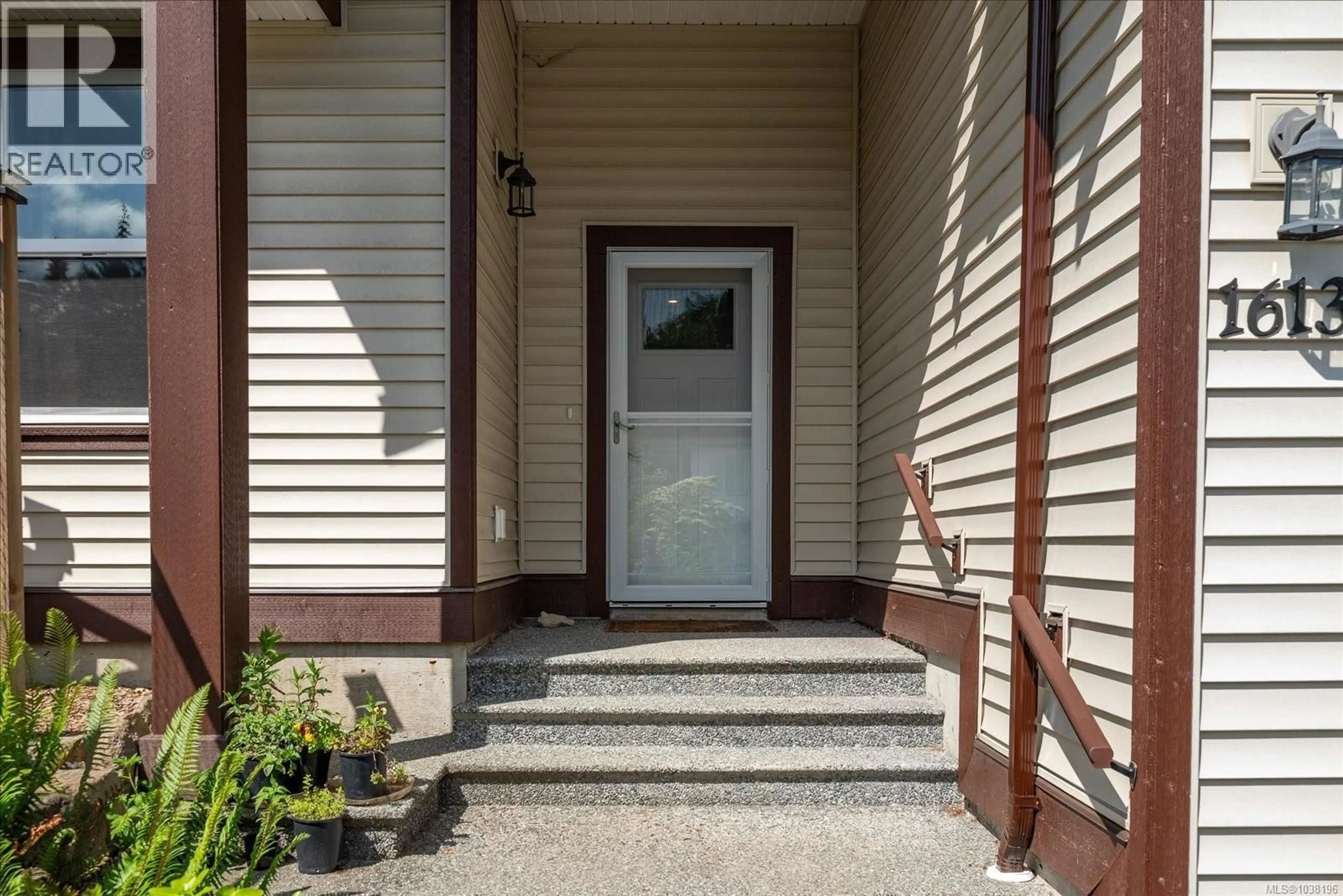 Indoor entryway for 1613 ROBERTA ROAD SOUTH, Nanaimo British Columbia V9X0B6