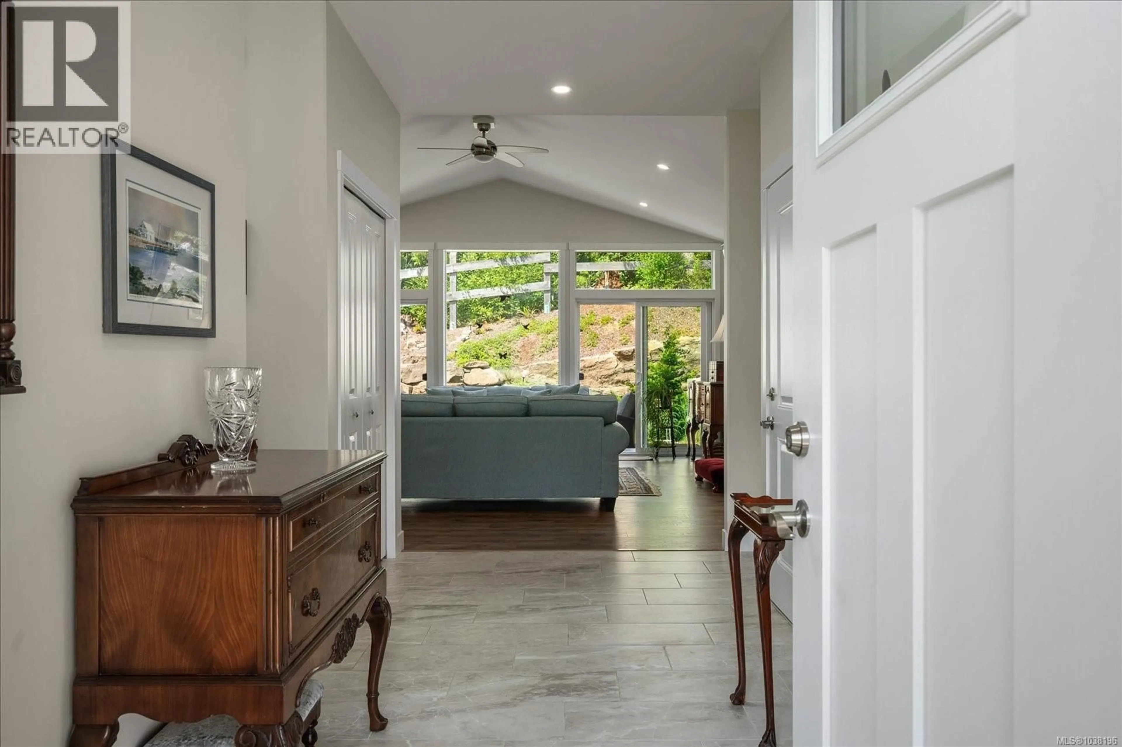Indoor entryway for 1613 ROBERTA ROAD SOUTH, Nanaimo British Columbia V9X0B6