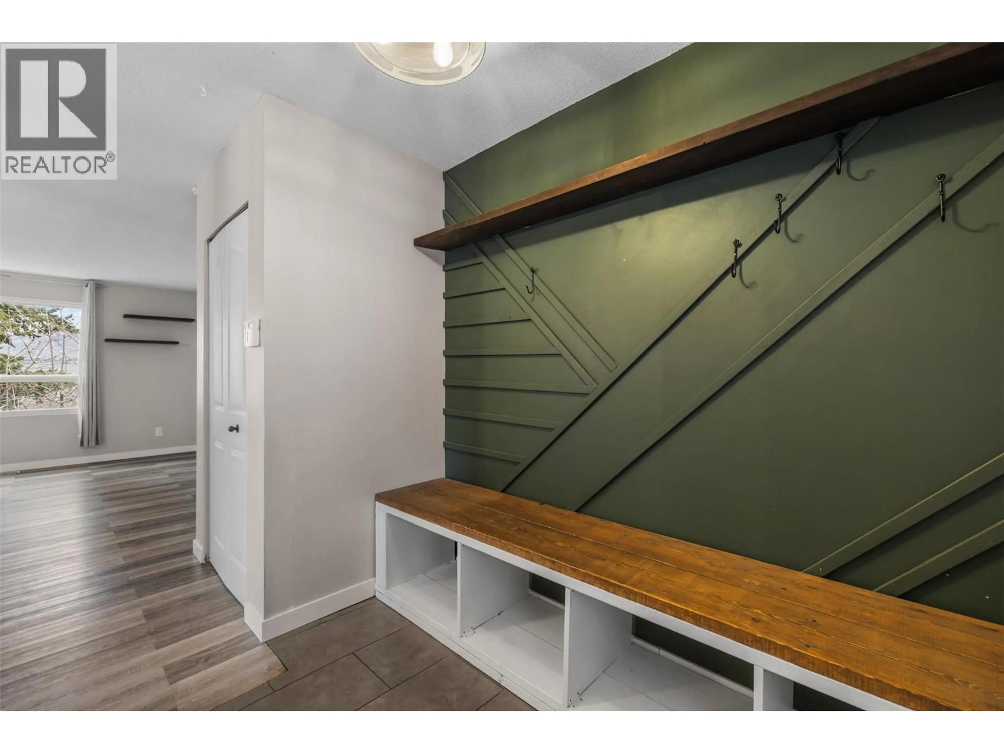 Indoor entryway for 4404 WESTVIEW DRIVE, Vernon British Columbia V1T7M6