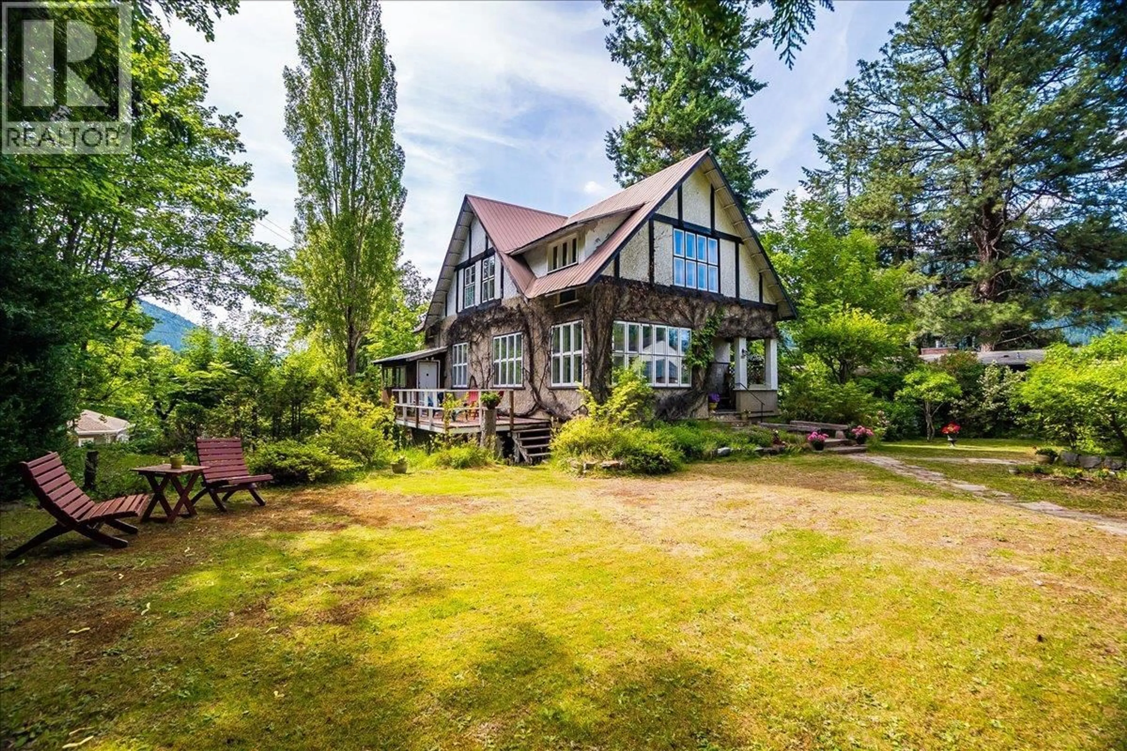 A pic from outside/outdoor area/front of a property/back of a property/a pic from drone, unknown for 1107 ROBERTSON AVENUE, Nelson British Columbia V1L1C2